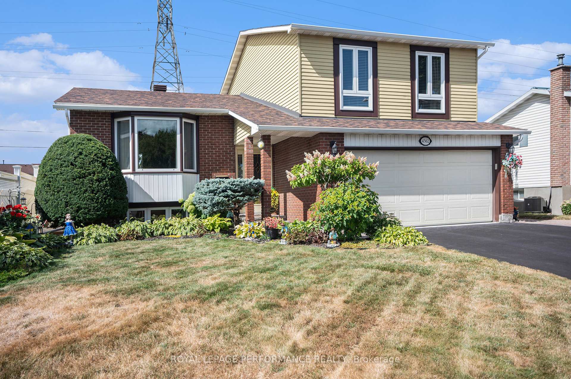 Photo 4 of 4362 Whittaker Crescent, Ottawa, Pineview — HOMEH