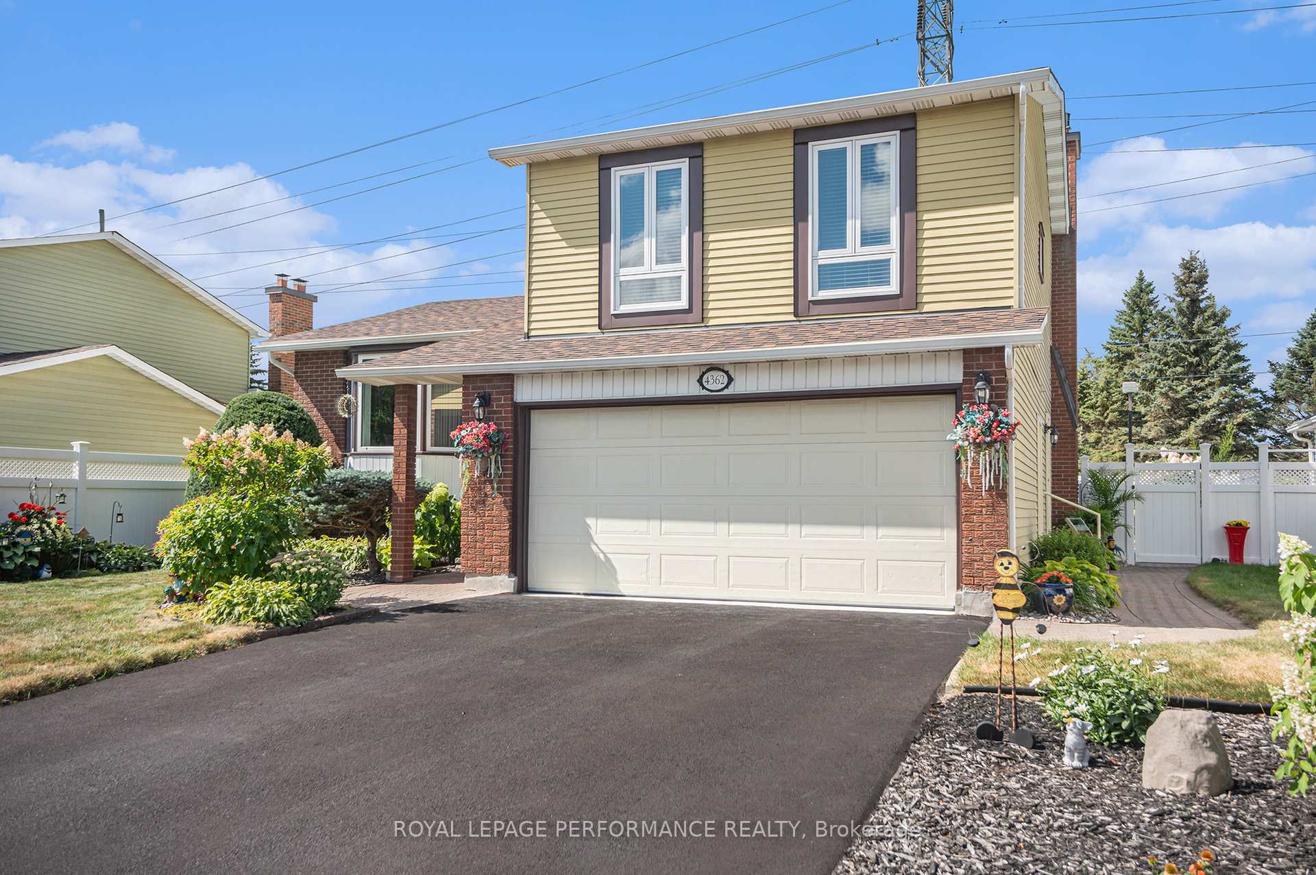 Photo 3 of 4362 Whittaker Crescent, Ottawa, Pineview — HOMEH