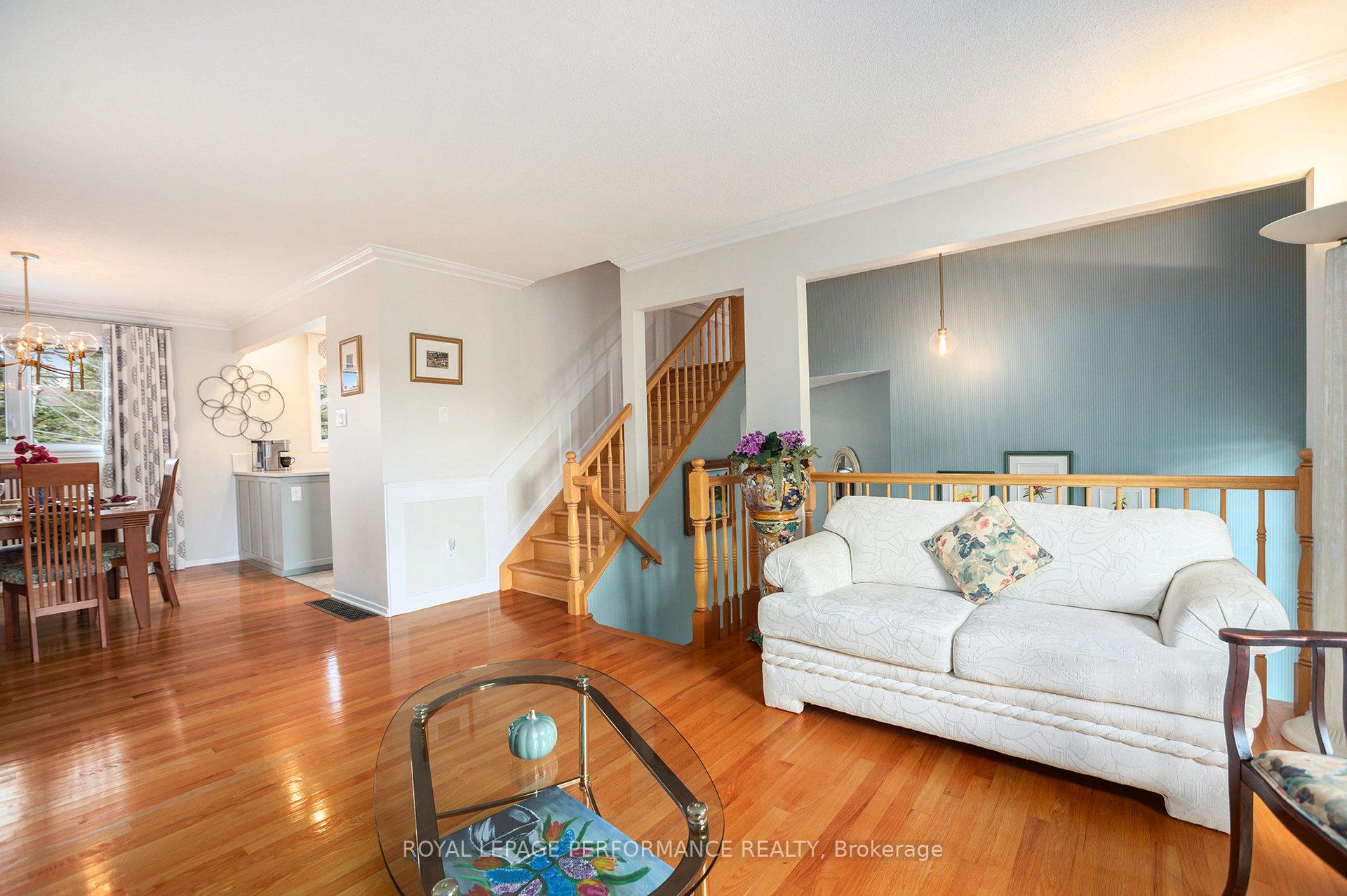 Photo 9 of 4362 Whittaker Crescent, Ottawa, Pineview — HOMEH
