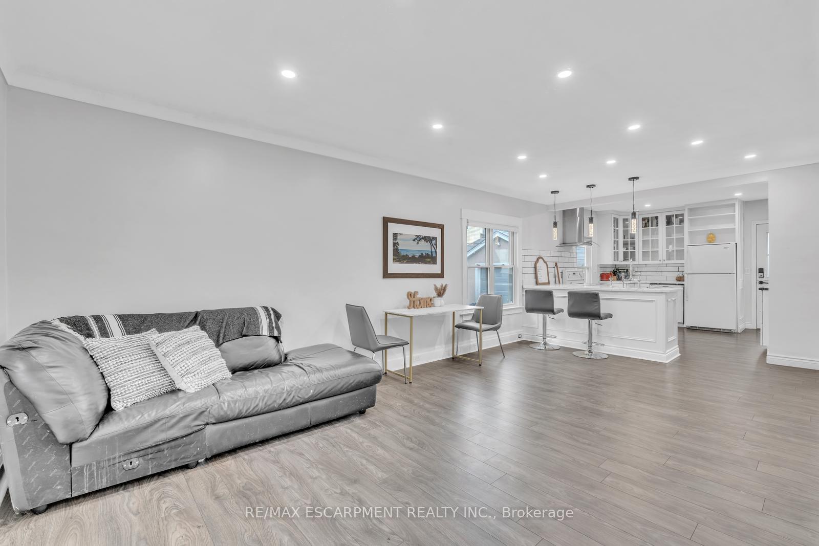 Photo 5 of 120 Vale Avenue, St. Catharines, Downtown — HOMEH