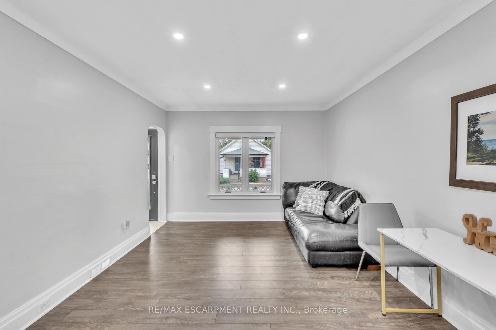 Photo 6 of 120 Vale Avenue, St. Catharines, Downtown — HOMEH