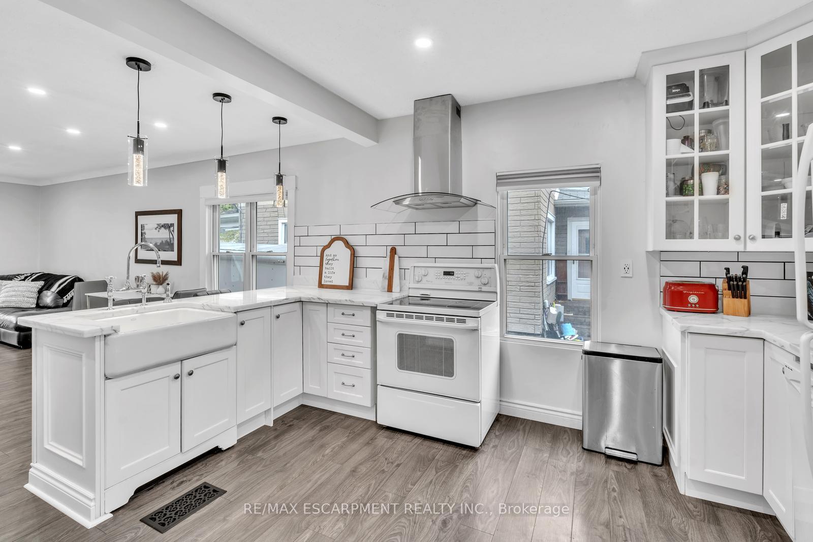 Photo 13 of 120 Vale Avenue, St. Catharines, Downtown — HOMEH