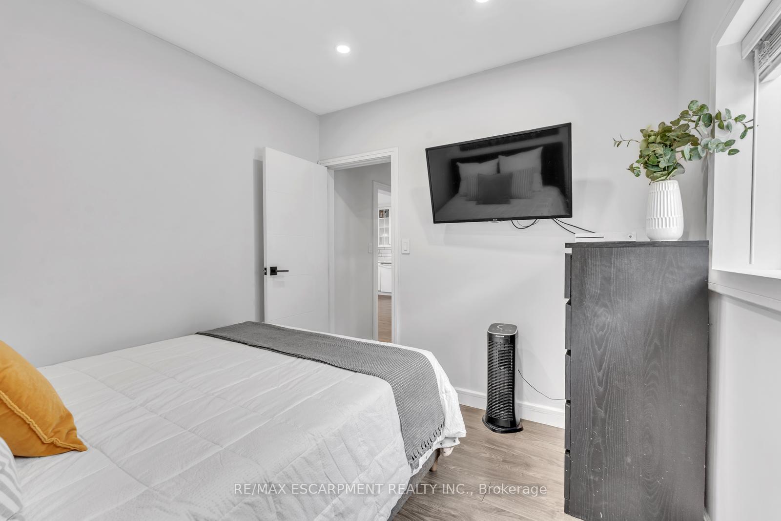 Photo 20 of 120 Vale Avenue, St. Catharines, Downtown — HOMEH