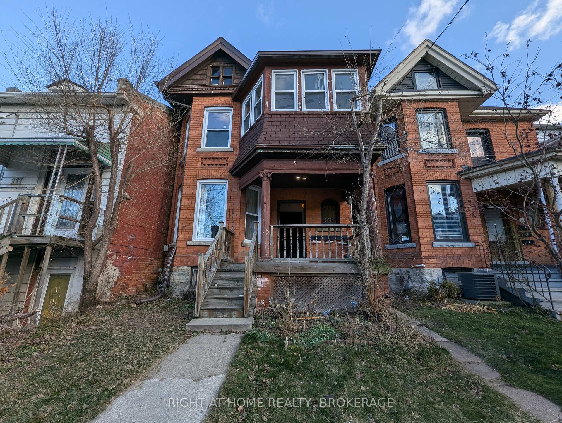 Front of 113 Wellington Street S