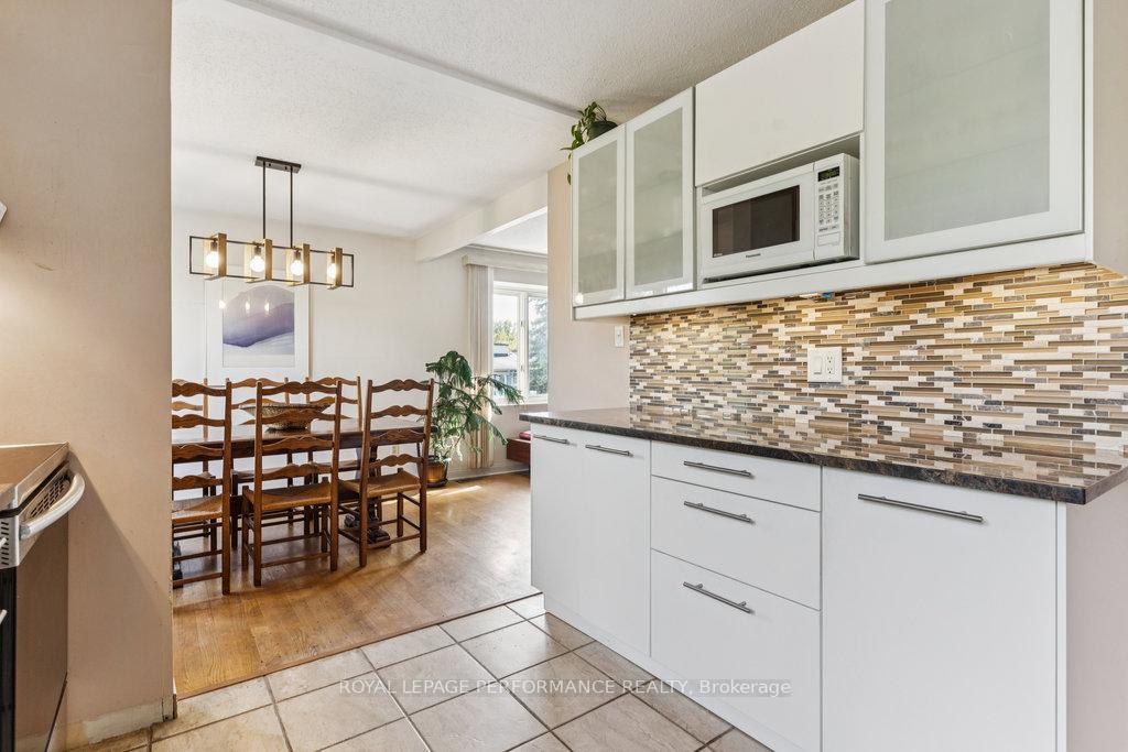 Photo 4 of 17 Mulvagh Avenue, Ottawa, Borden Farm/Stewart Farm/Carleton Heights/Parkwood Hills — HOMEH