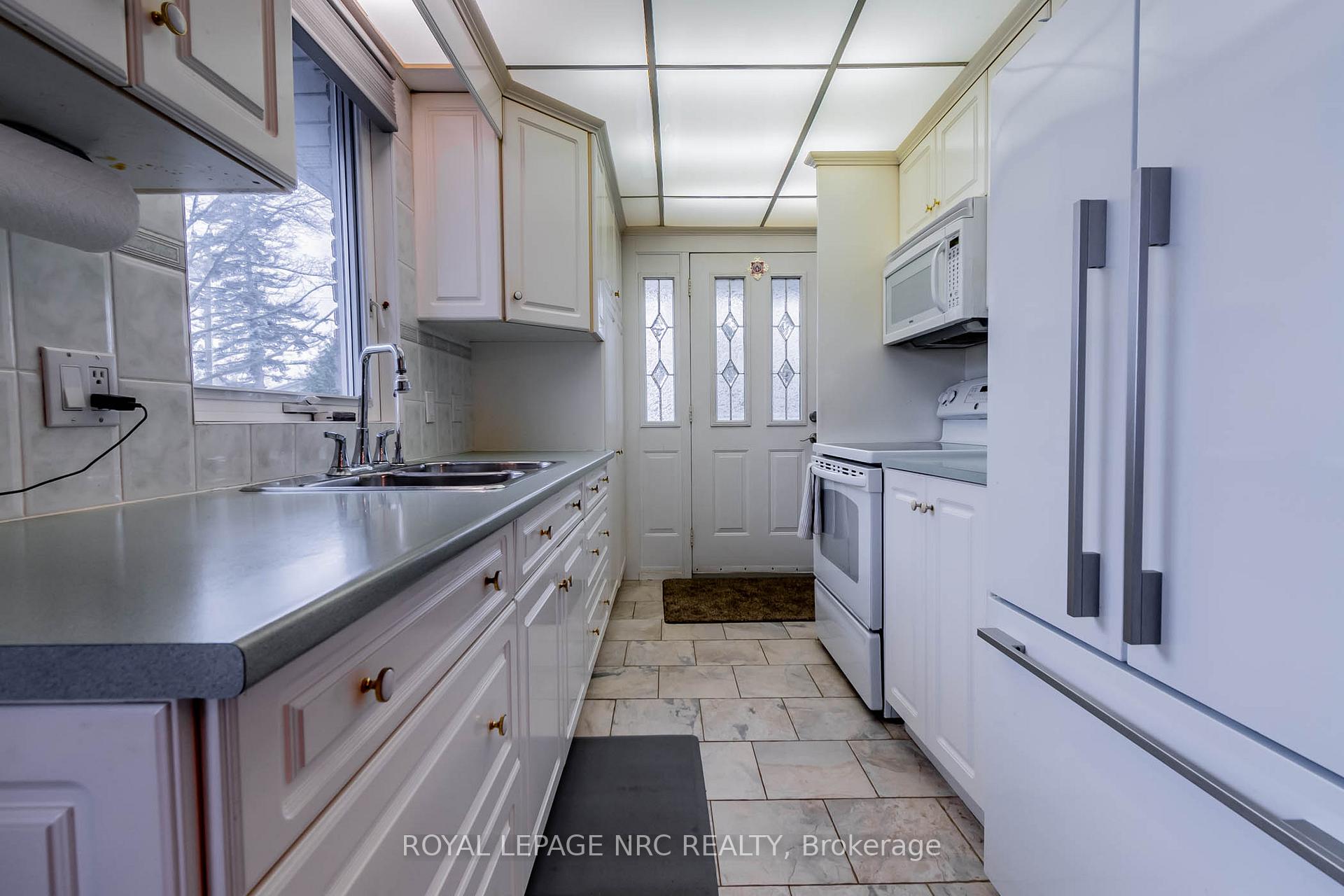 Photo 5 of 31 Loraine Drive, St. Catharines, Oakdale — HOMEH