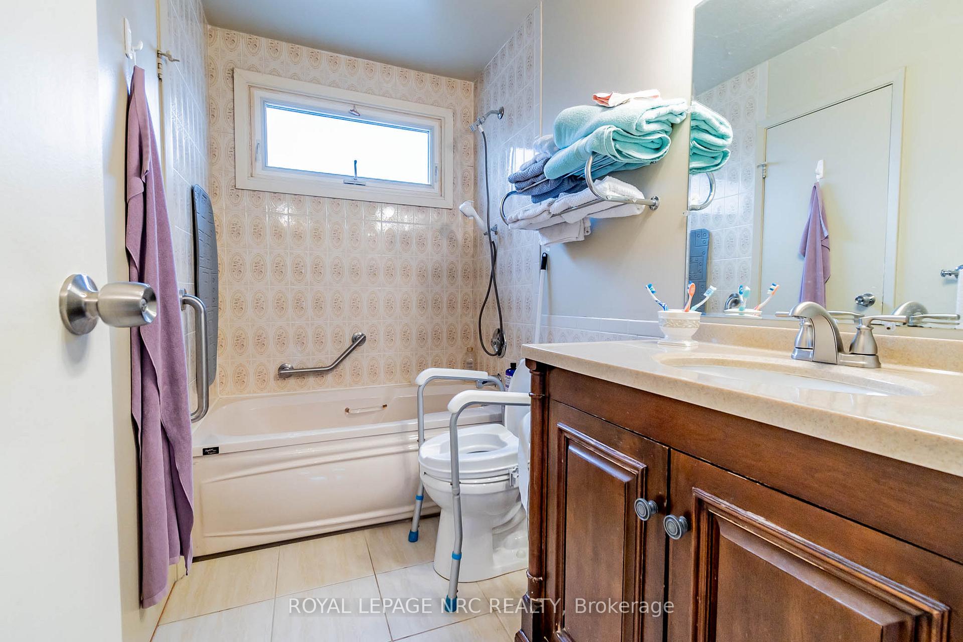 Photo 18 of 31 Loraine Drive, St. Catharines, Oakdale — HOMEH