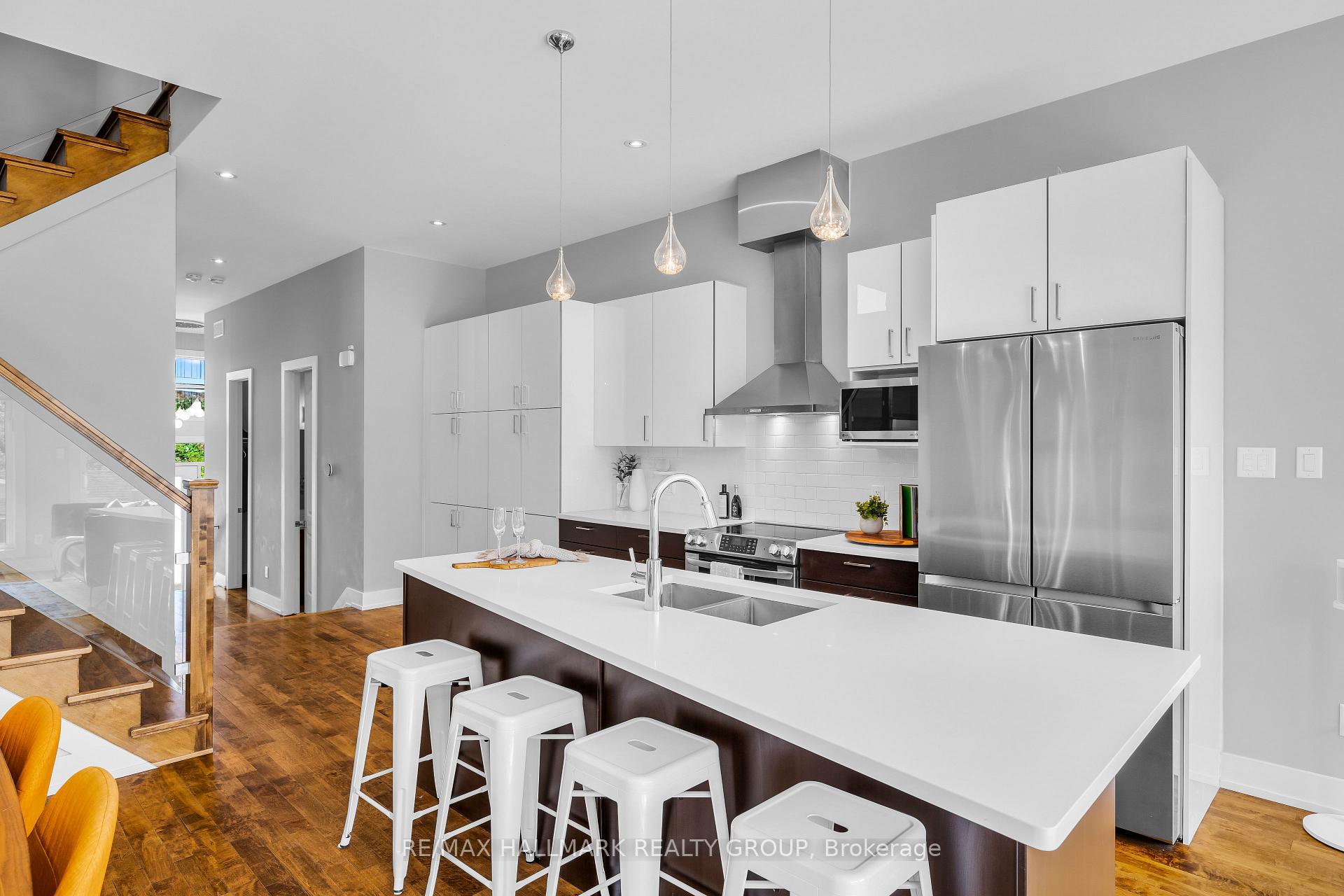 Photo 5 of 42B Young Street, Ottawa, West Centre Town — HOMEH