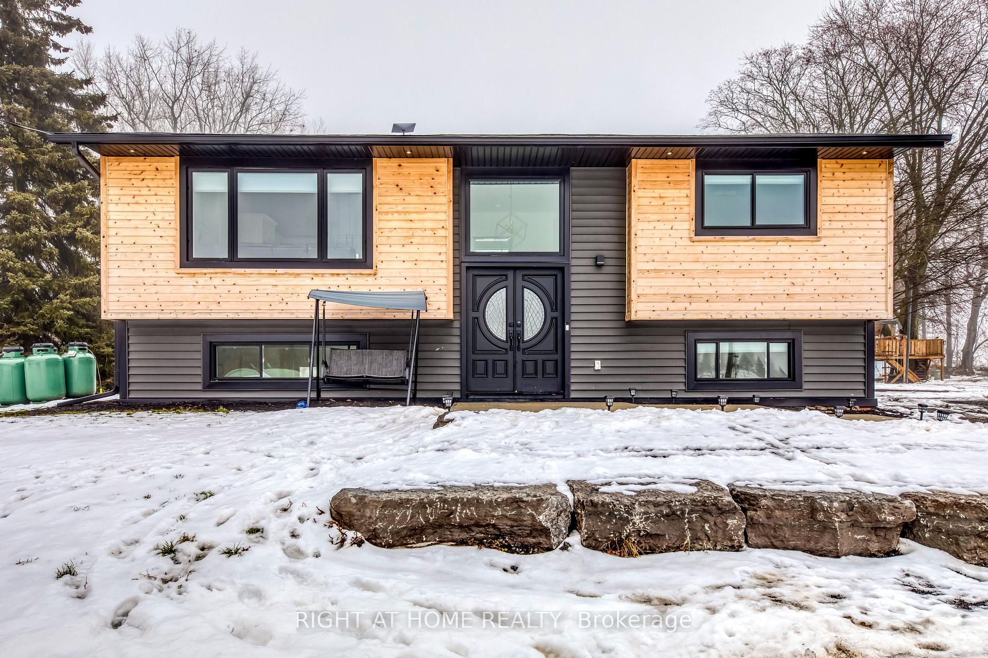 Front of 146 7th Concession Road E