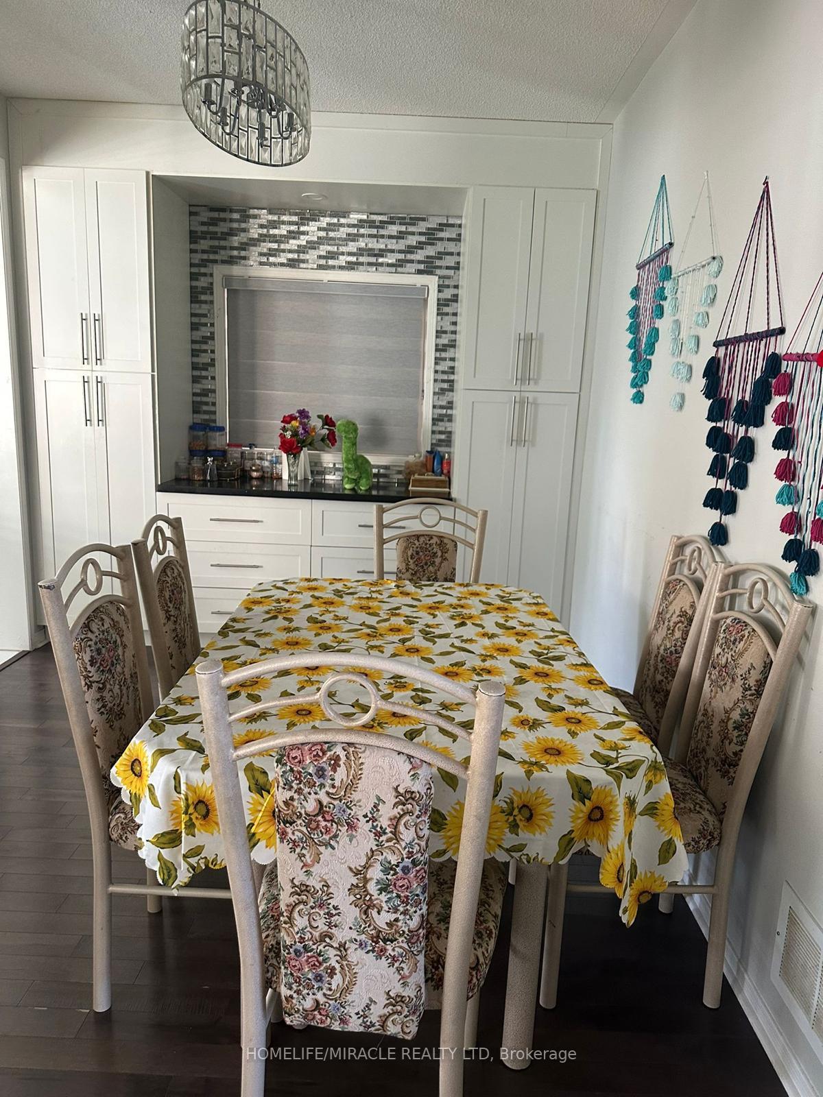 Photo 5 of Unit Main, 3 Tanvalley Drive, Brampton, Fletcher's Meadow — HOMEH