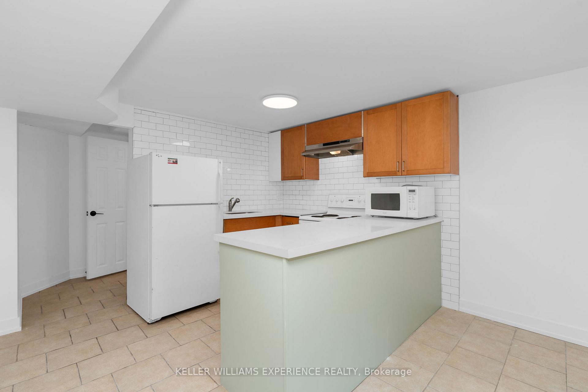 Photo 6 of Unit Unit 1, 29 Parkdale Crescent, Barrie, Wellington — HOMEH