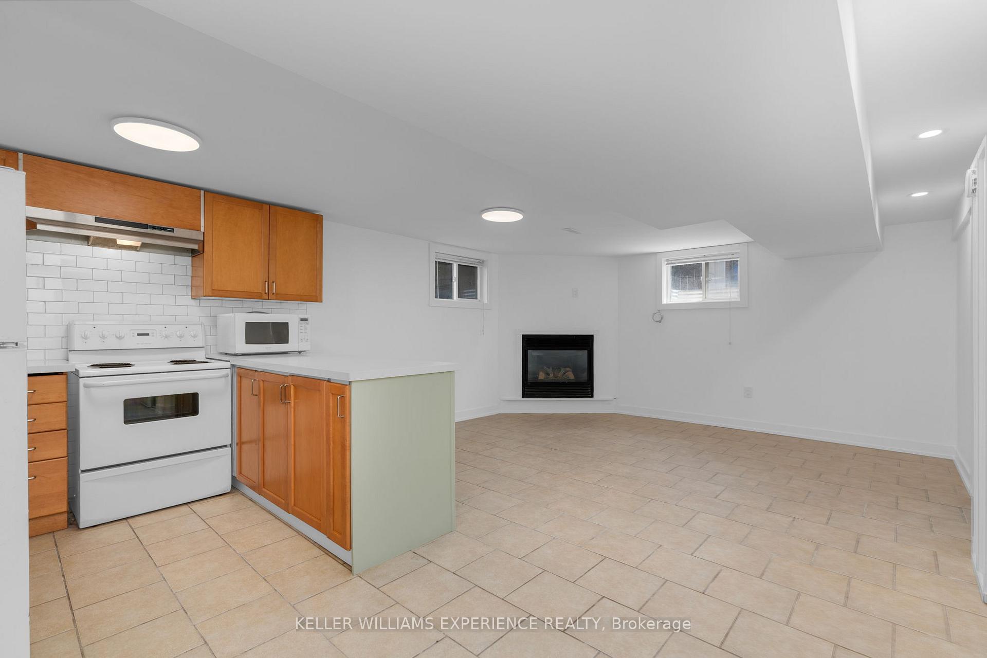 Photo 3 of Unit Unit 1, 29 Parkdale Crescent, Barrie, Wellington — HOMEH