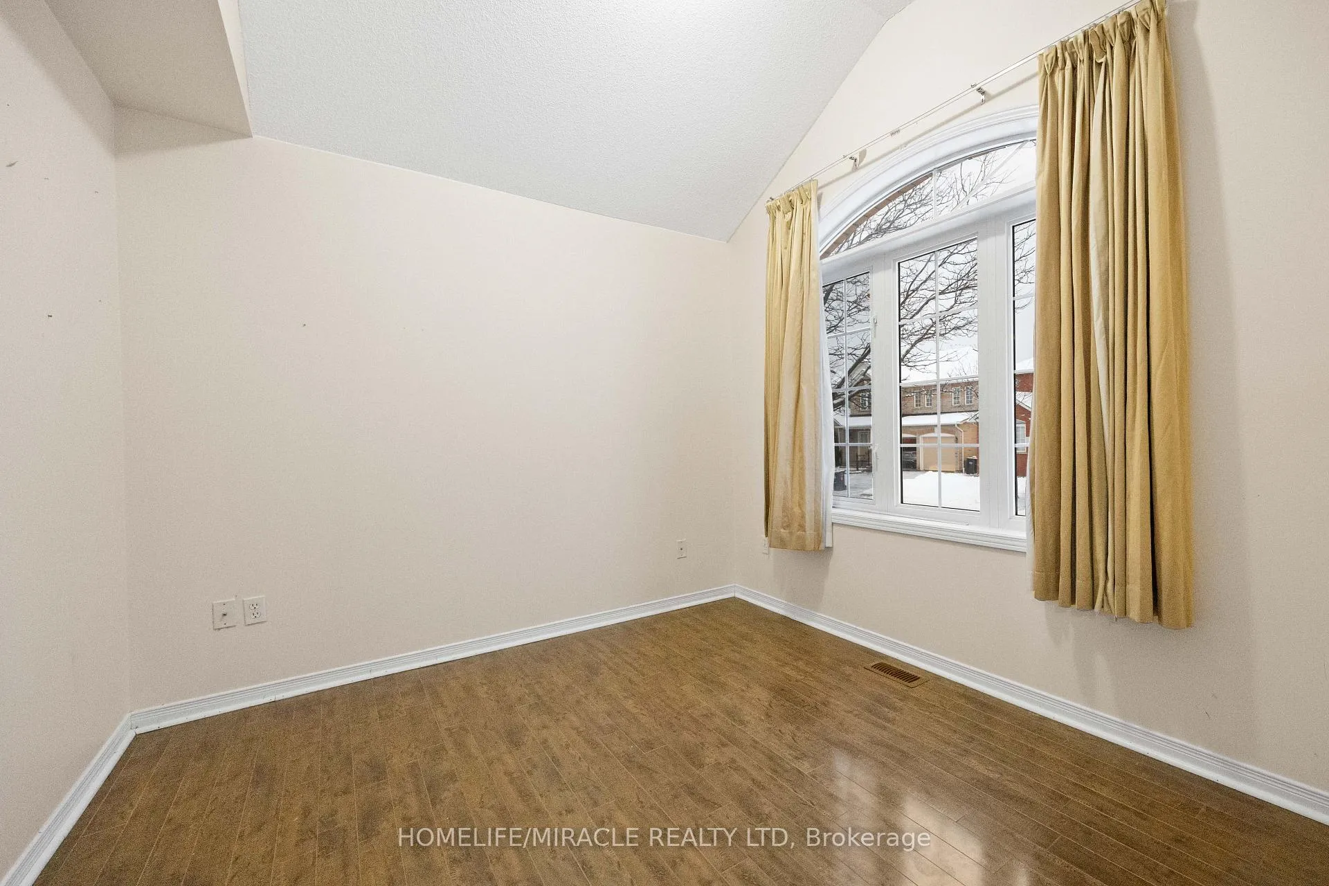 Photo 3 of 28 Bramfield Street, Brampton, Fletcher's Meadow — HOMEH