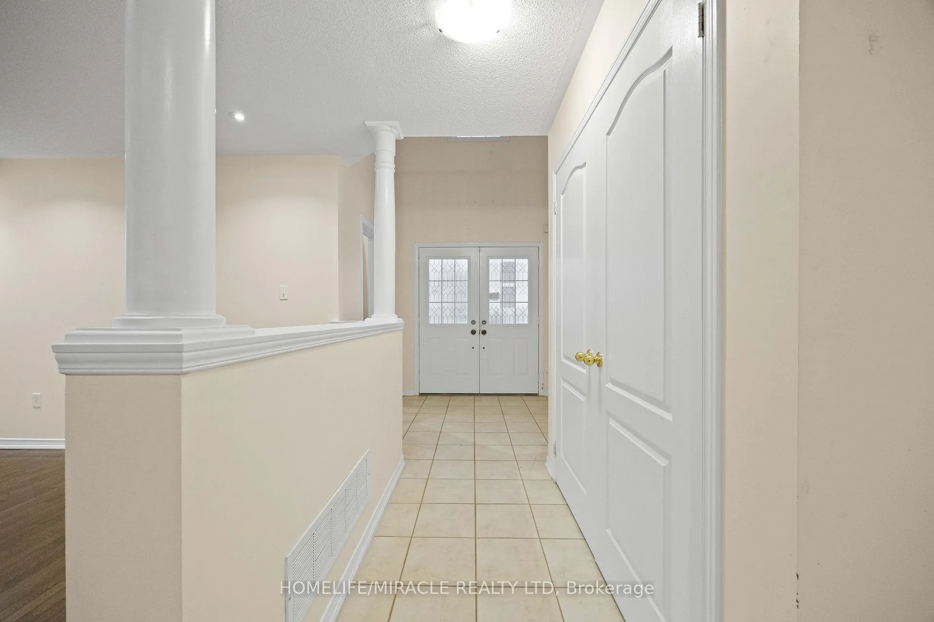 Photo 4 of 28 Bramfield Street, Brampton, Fletcher's Meadow — HOMEH