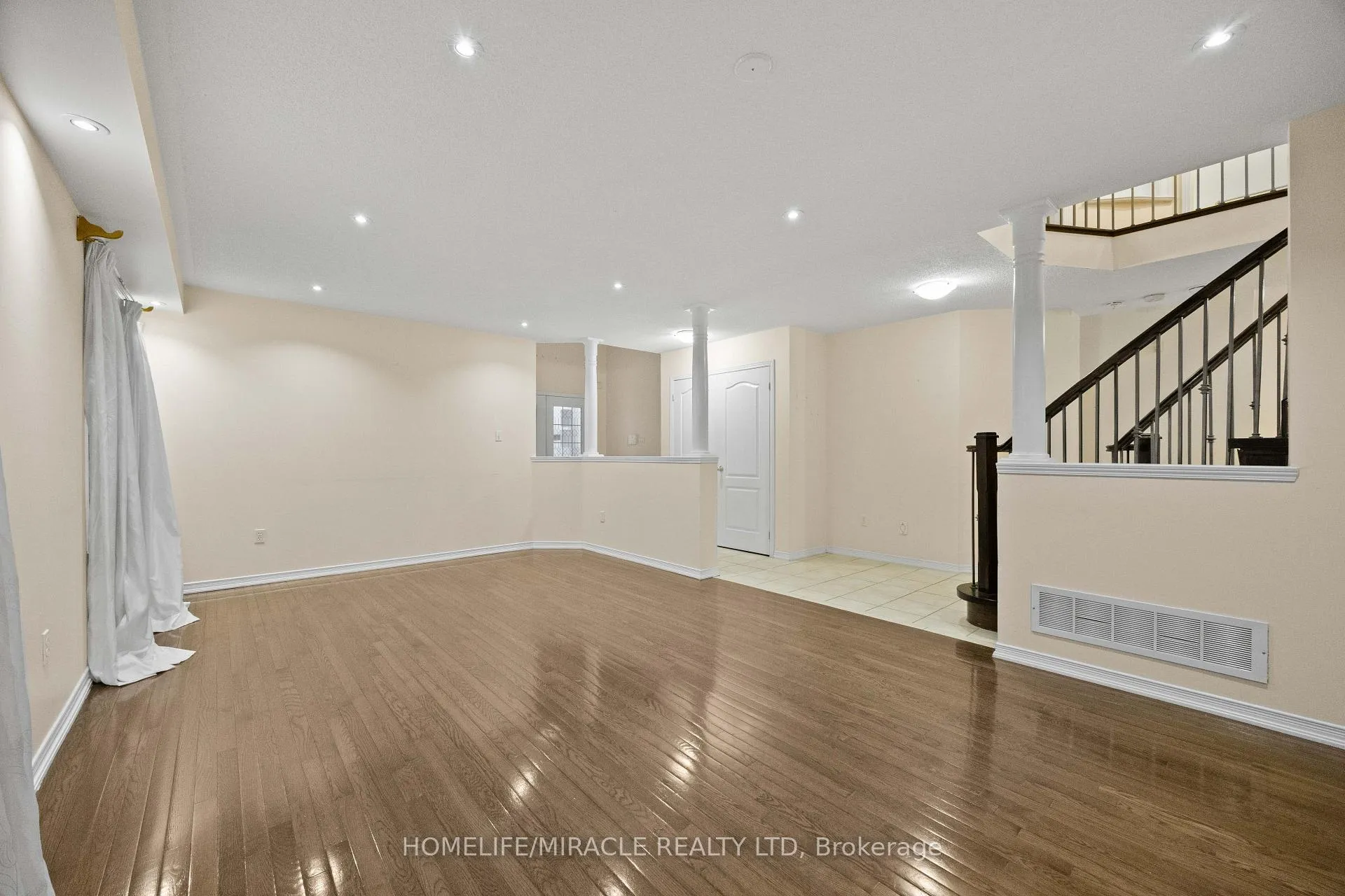 Photo 5 of 28 Bramfield Street, Brampton, Fletcher's Meadow — HOMEH
