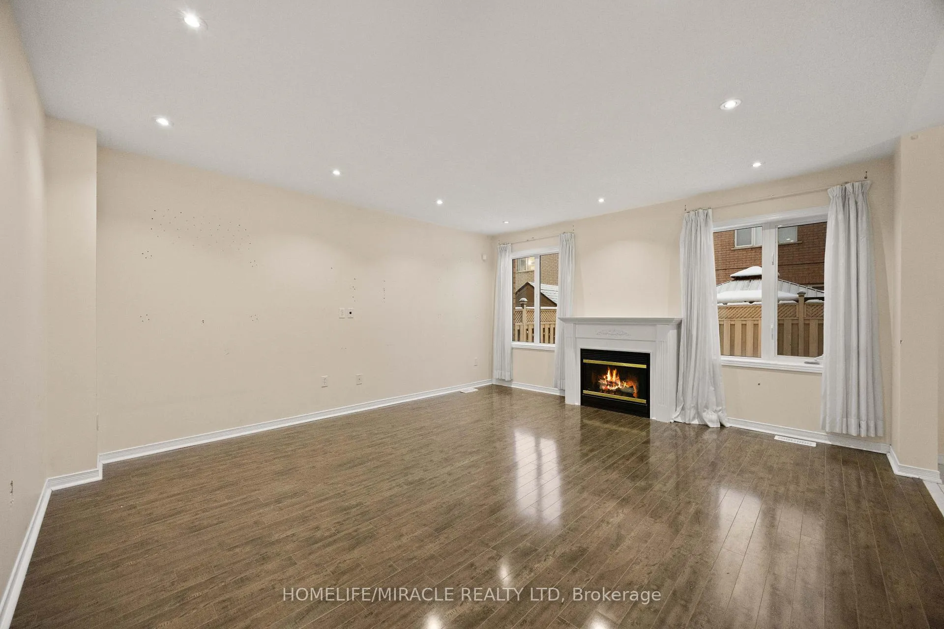 Photo 9 of 28 Bramfield Street, Brampton, Fletcher's Meadow — HOMEH