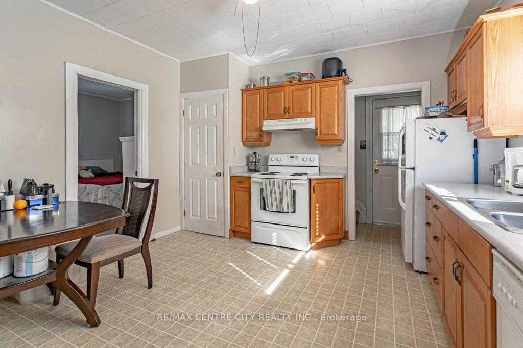 Photo 3 of 9 Scott Street, St. Thomas — HOMEH