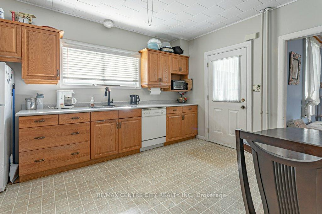 Photo 6 of 9 Scott Street, St. Thomas — HOMEH