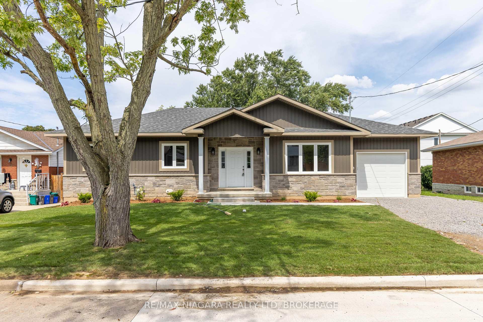 Front of 17 Glenbarr Road W
