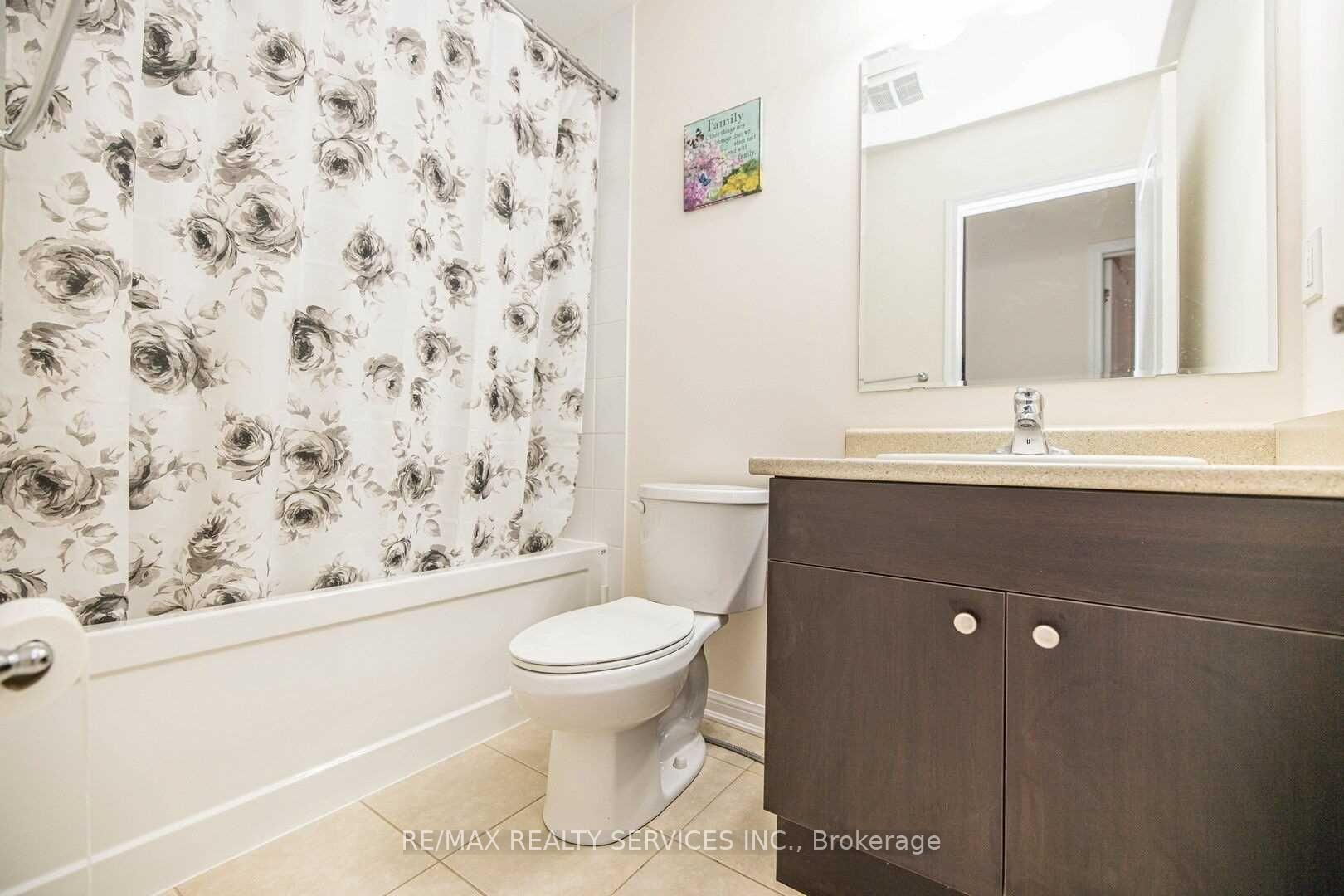 Photo 17 of 68 Colonel Frank Ching Crescent N, Brampton, Fletcher's West — HOMEH