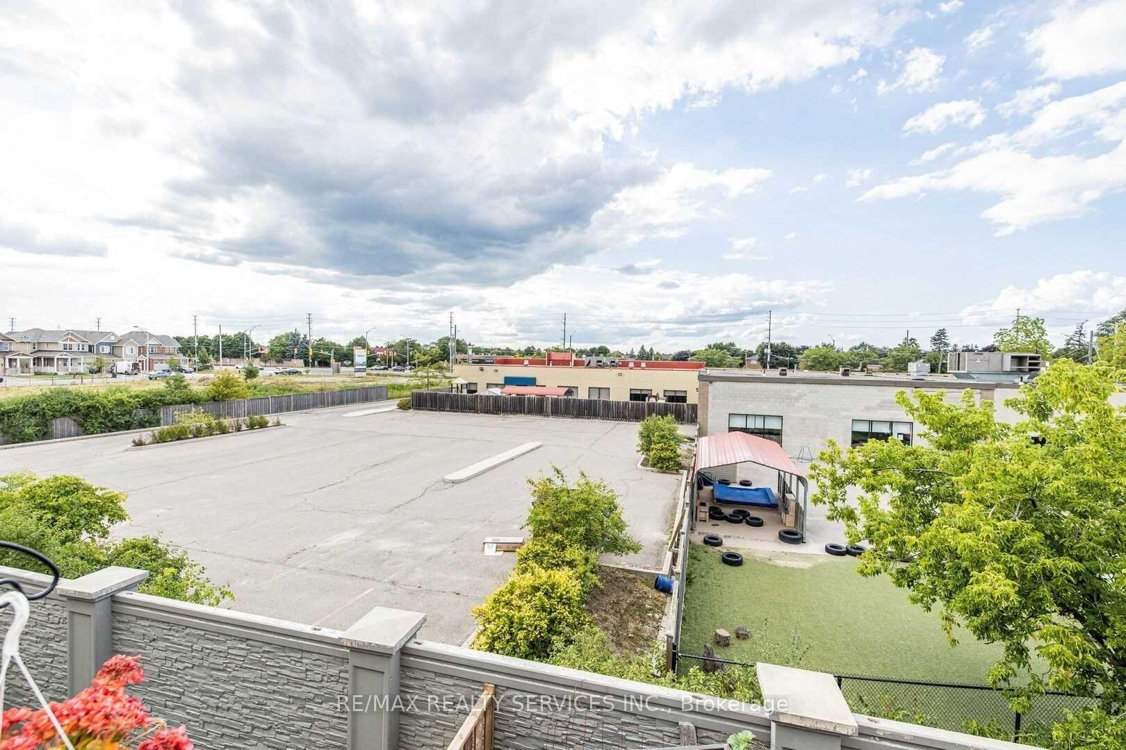 Photo 24 of 68 Colonel Frank Ching Crescent N, Brampton, Fletcher's West — HOMEH