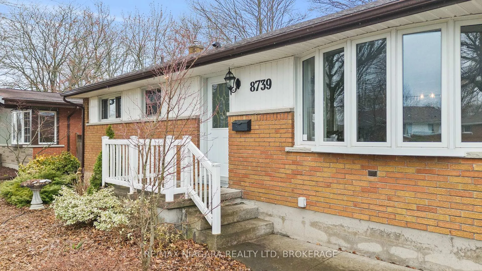 Photo 3 of 8739 Champlain Drive, Niagara Falls, Chippawa — HOMEH