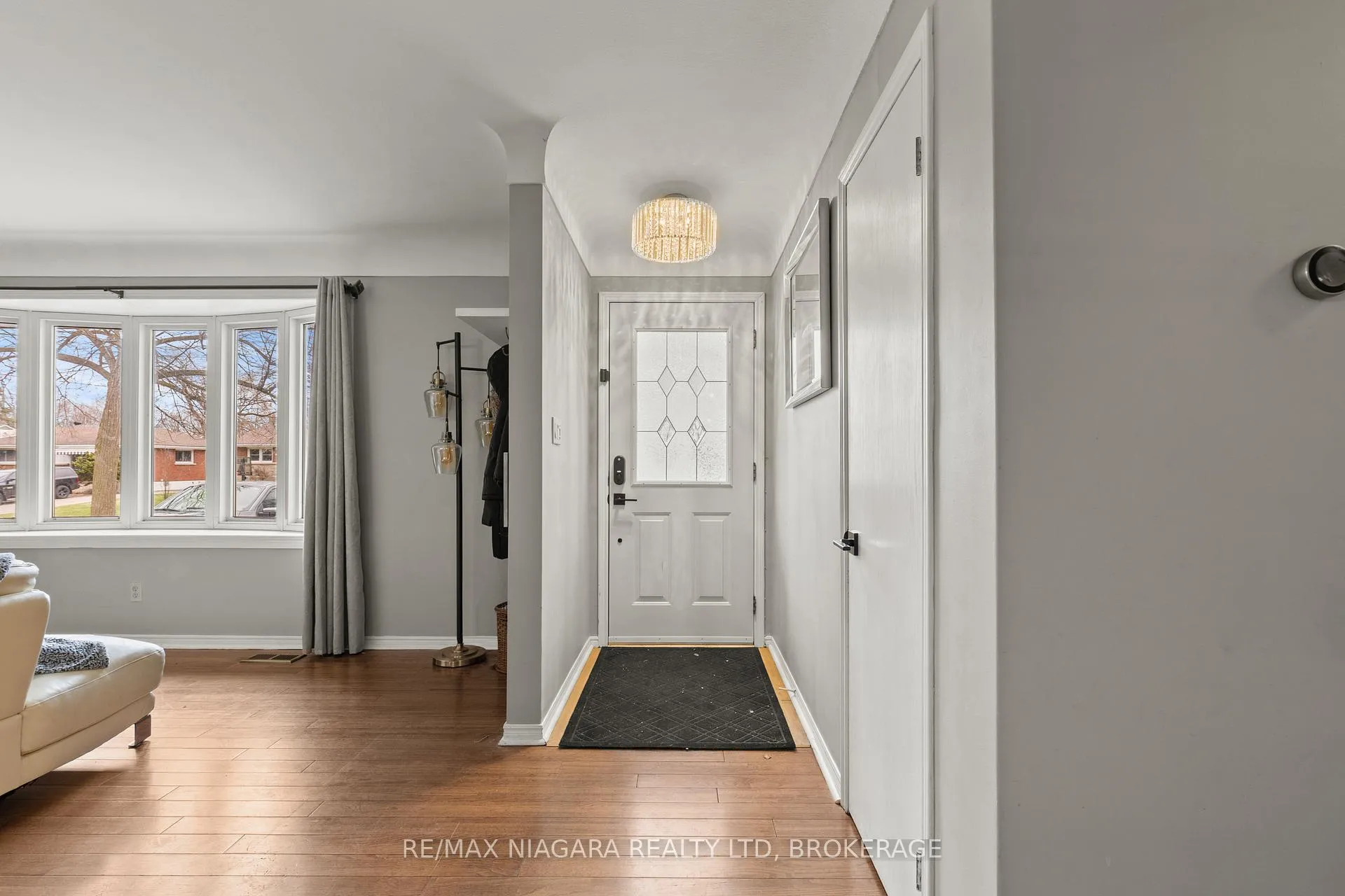 Photo 4 of 8739 Champlain Drive, Niagara Falls, Chippawa — HOMEH