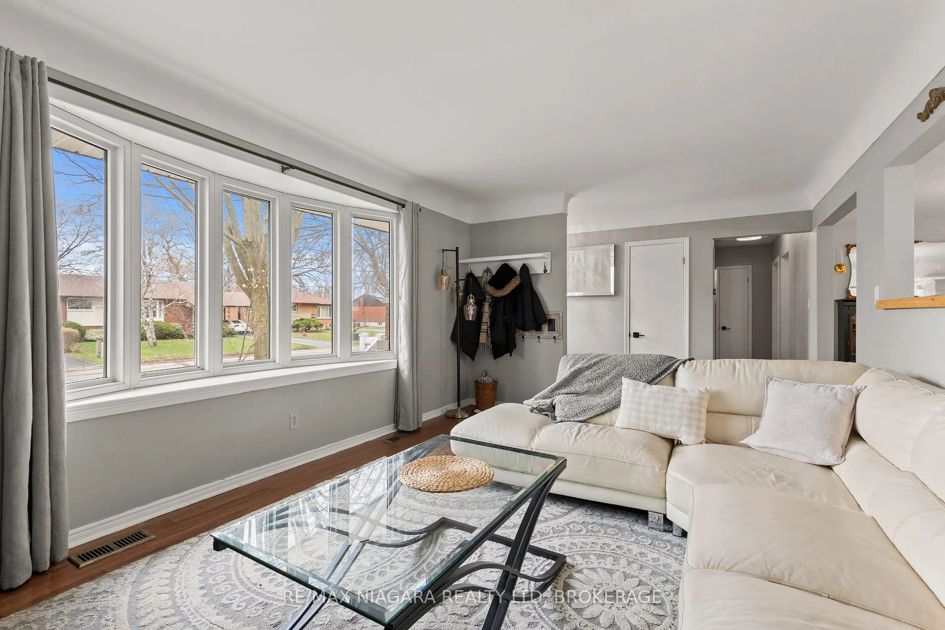 Photo 5 of 8739 Champlain Drive, Niagara Falls, Chippawa — HOMEH