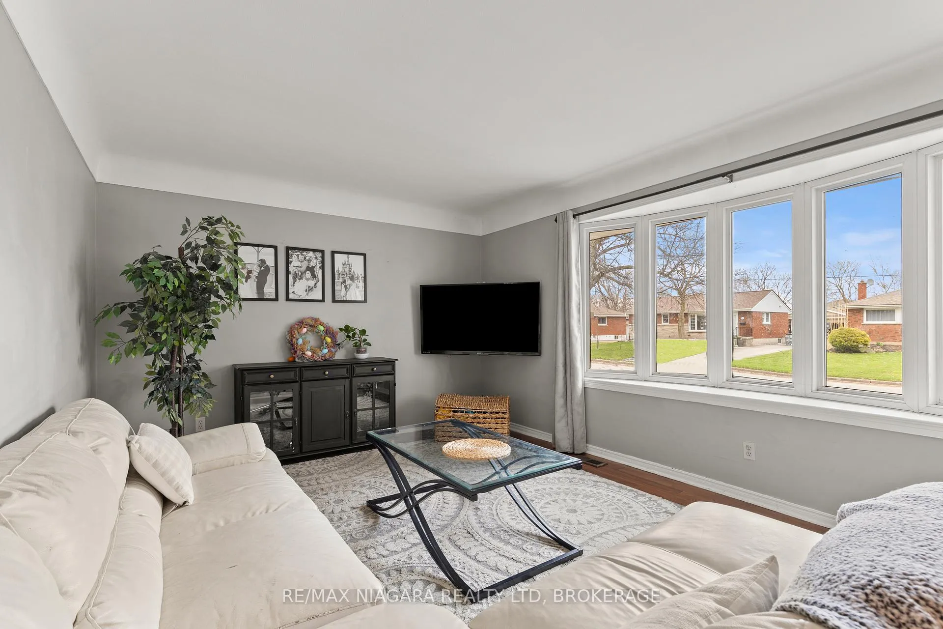 Photo 7 of 8739 Champlain Drive, Niagara Falls, Chippawa — HOMEH