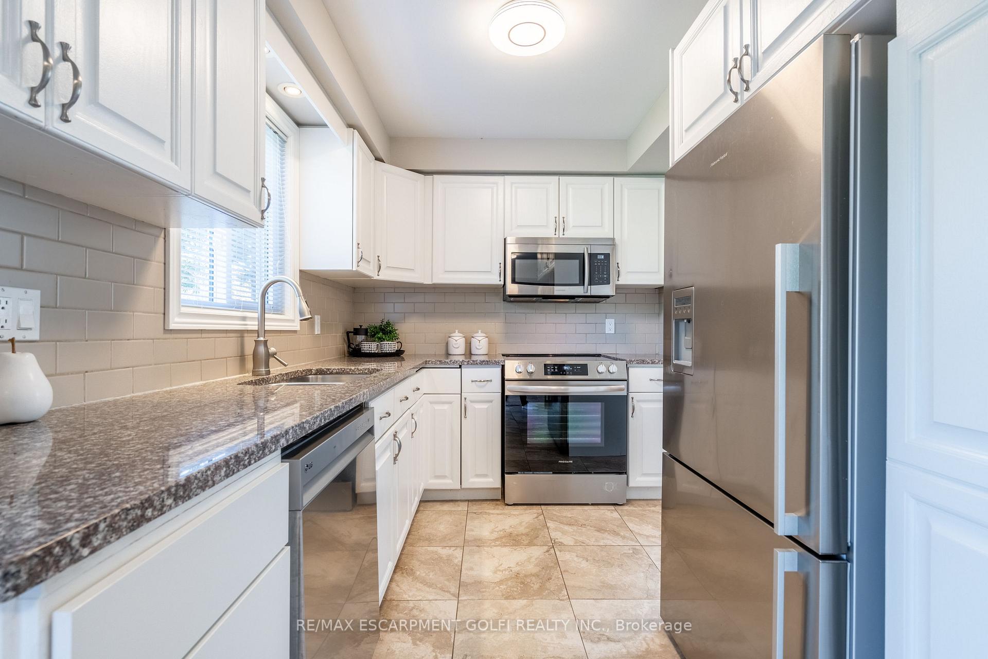 Photo 13 of 305 Woodland Drive, Hamilton, Ancaster — HOMEH
