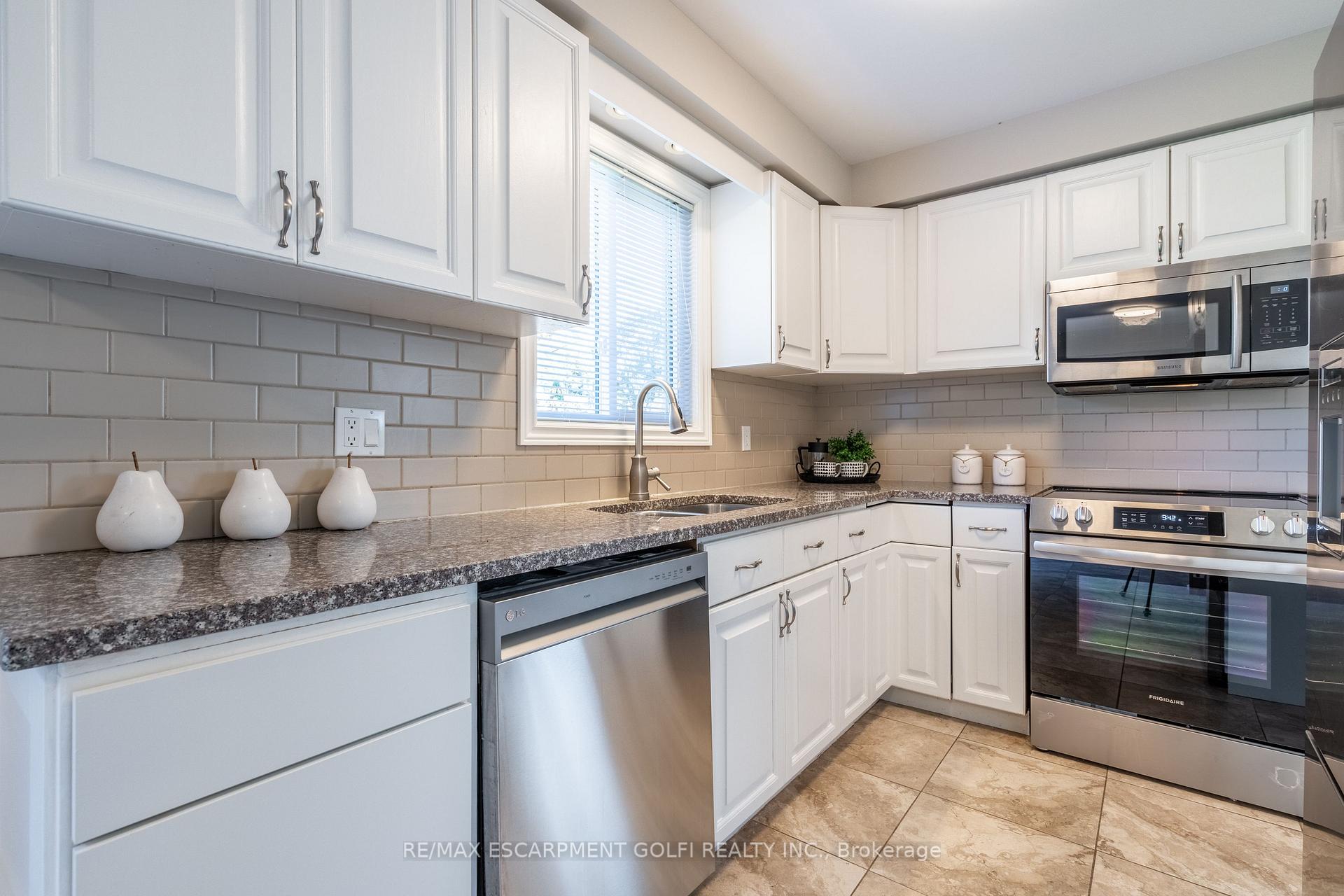 Photo 14 of 305 Woodland Drive, Hamilton, Ancaster — HOMEH