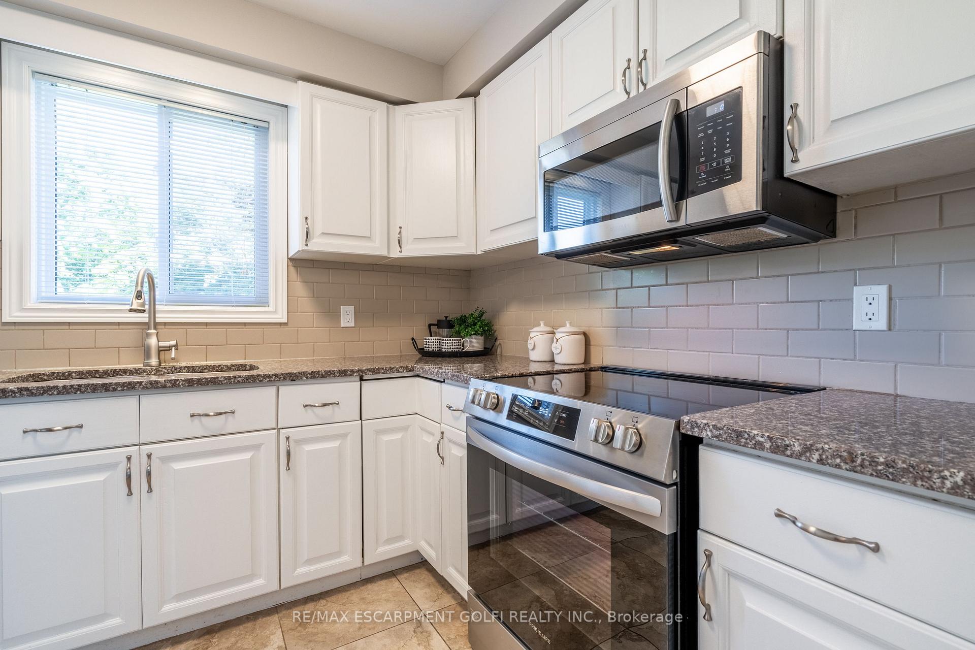 Photo 15 of 305 Woodland Drive, Hamilton, Ancaster — HOMEH