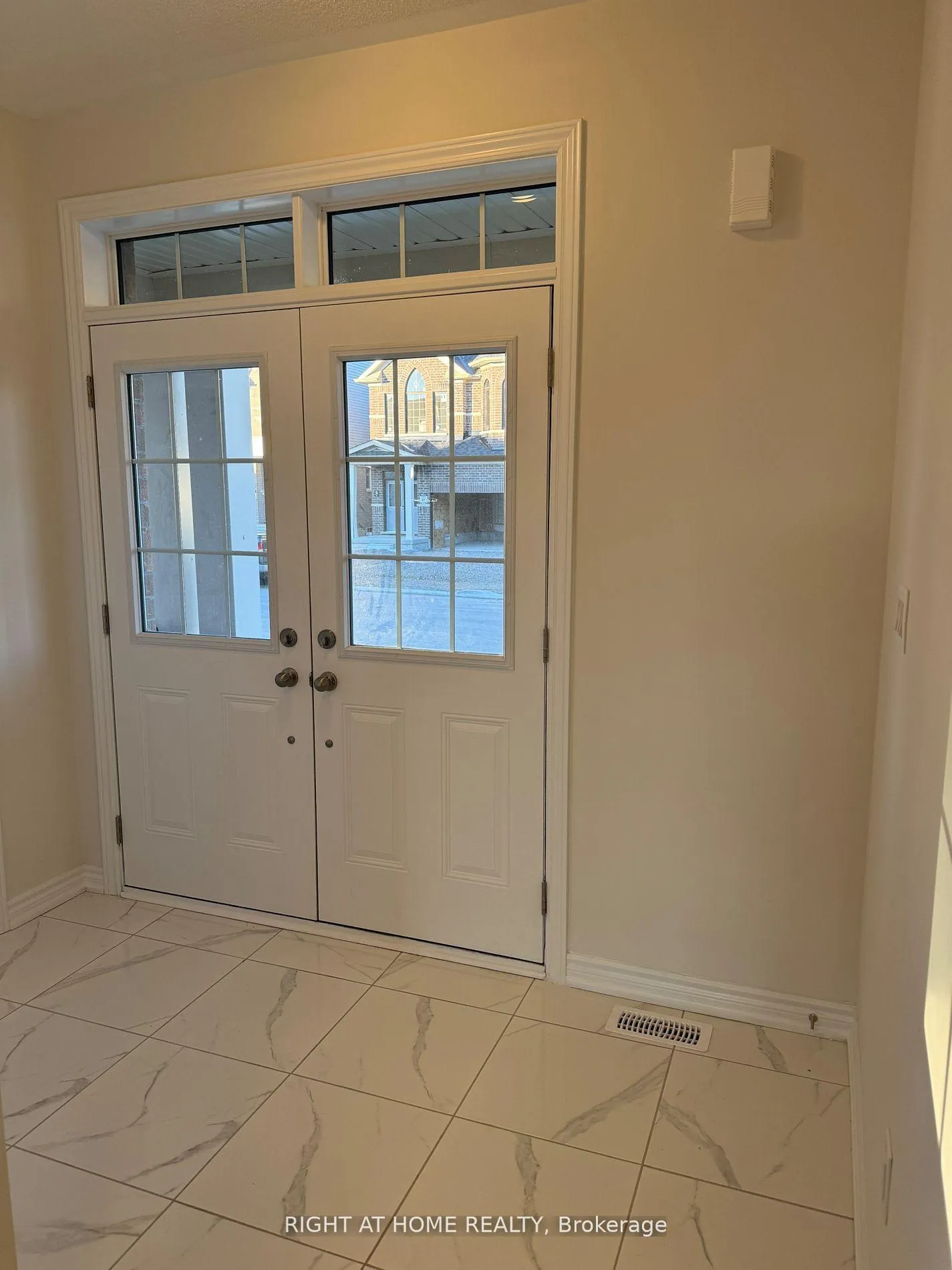 Photo 2 of 33 Rochester Drive, Barrie, Rural Barrie Southeast — HOMEH