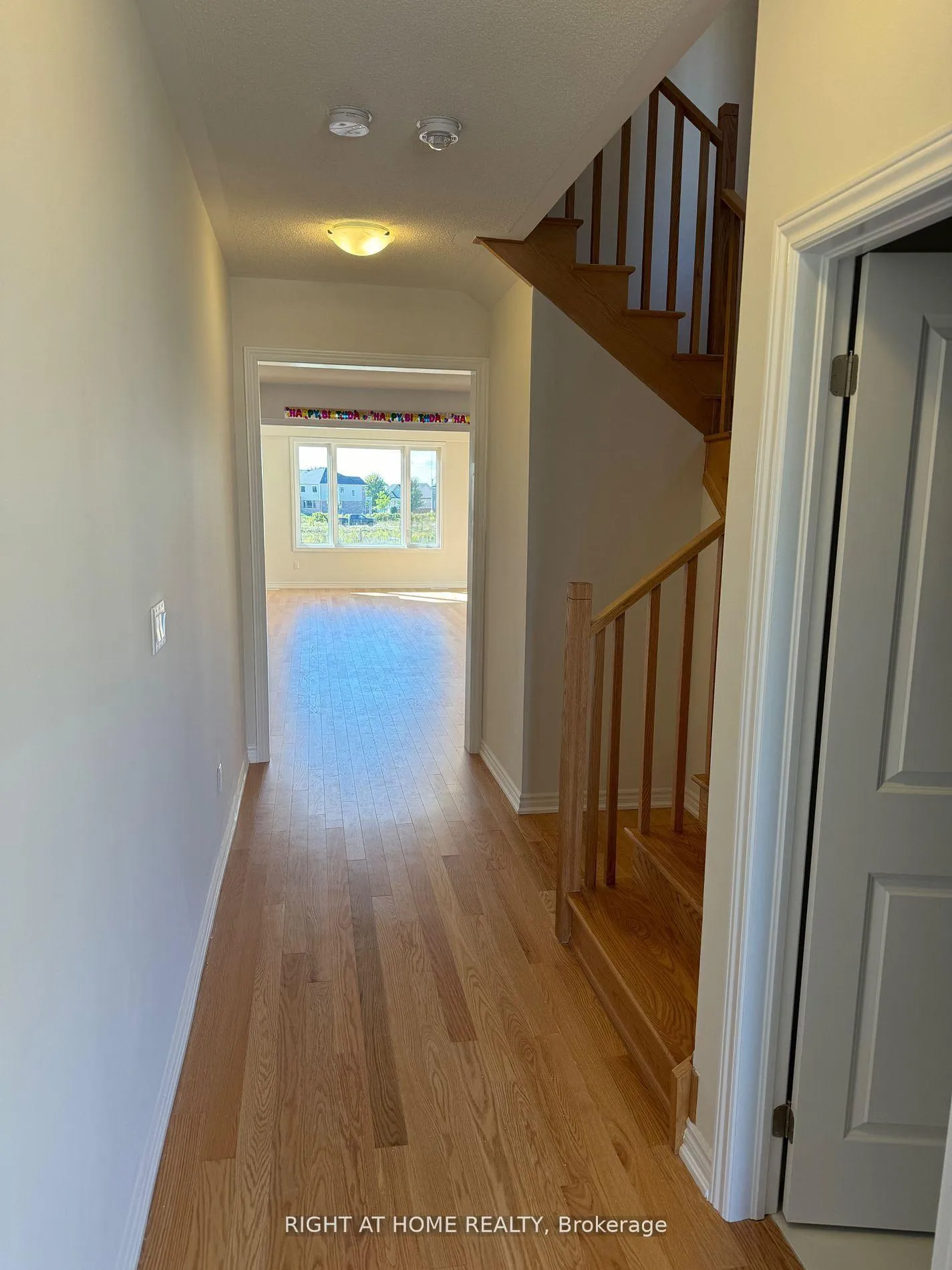 Photo 3 of 33 Rochester Drive, Barrie, Rural Barrie Southeast — HOMEH