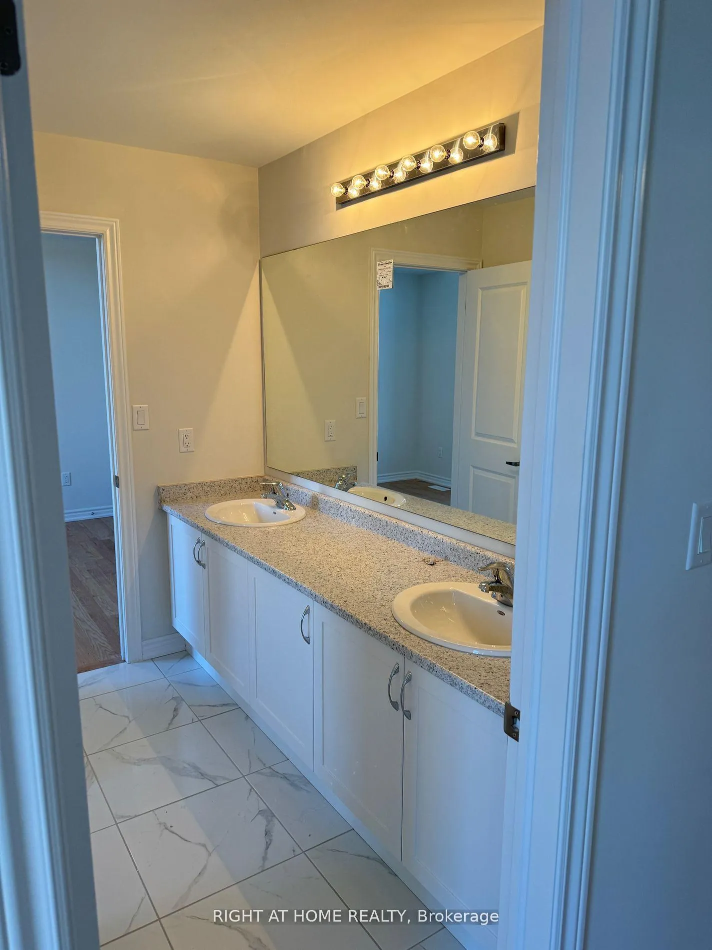 Photo 9 of 33 Rochester Drive, Barrie, Rural Barrie Southeast — HOMEH