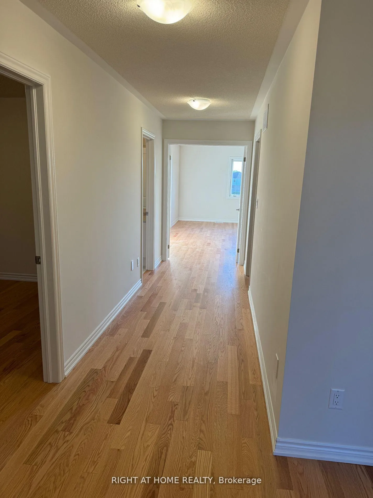Photo 10 of 33 Rochester Drive, Barrie, Rural Barrie Southeast — HOMEH