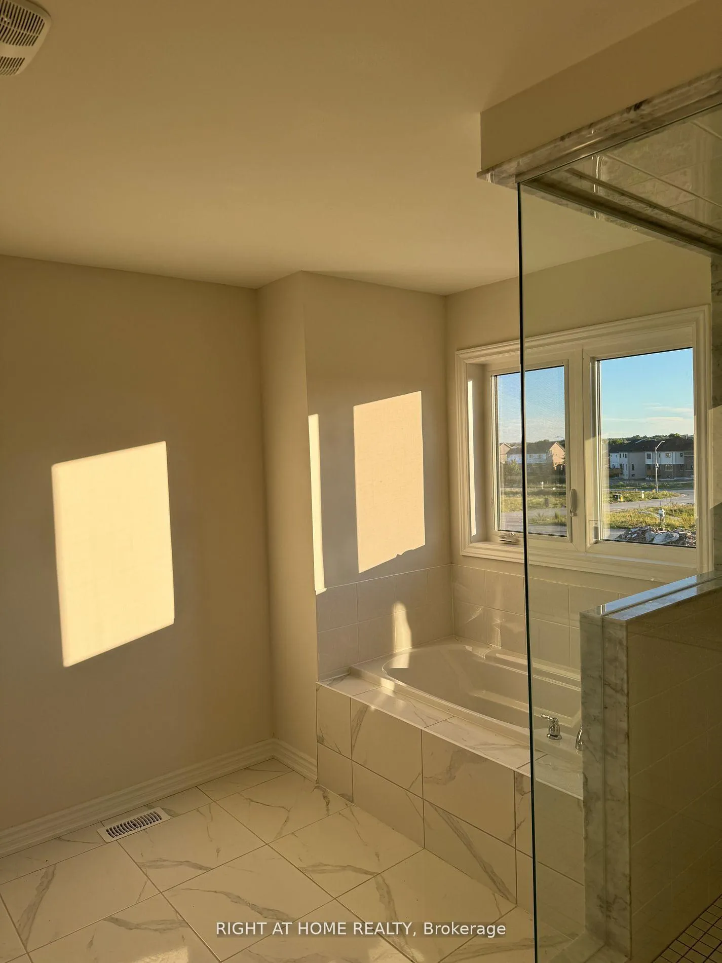 Photo 11 of 33 Rochester Drive, Barrie, Rural Barrie Southeast — HOMEH