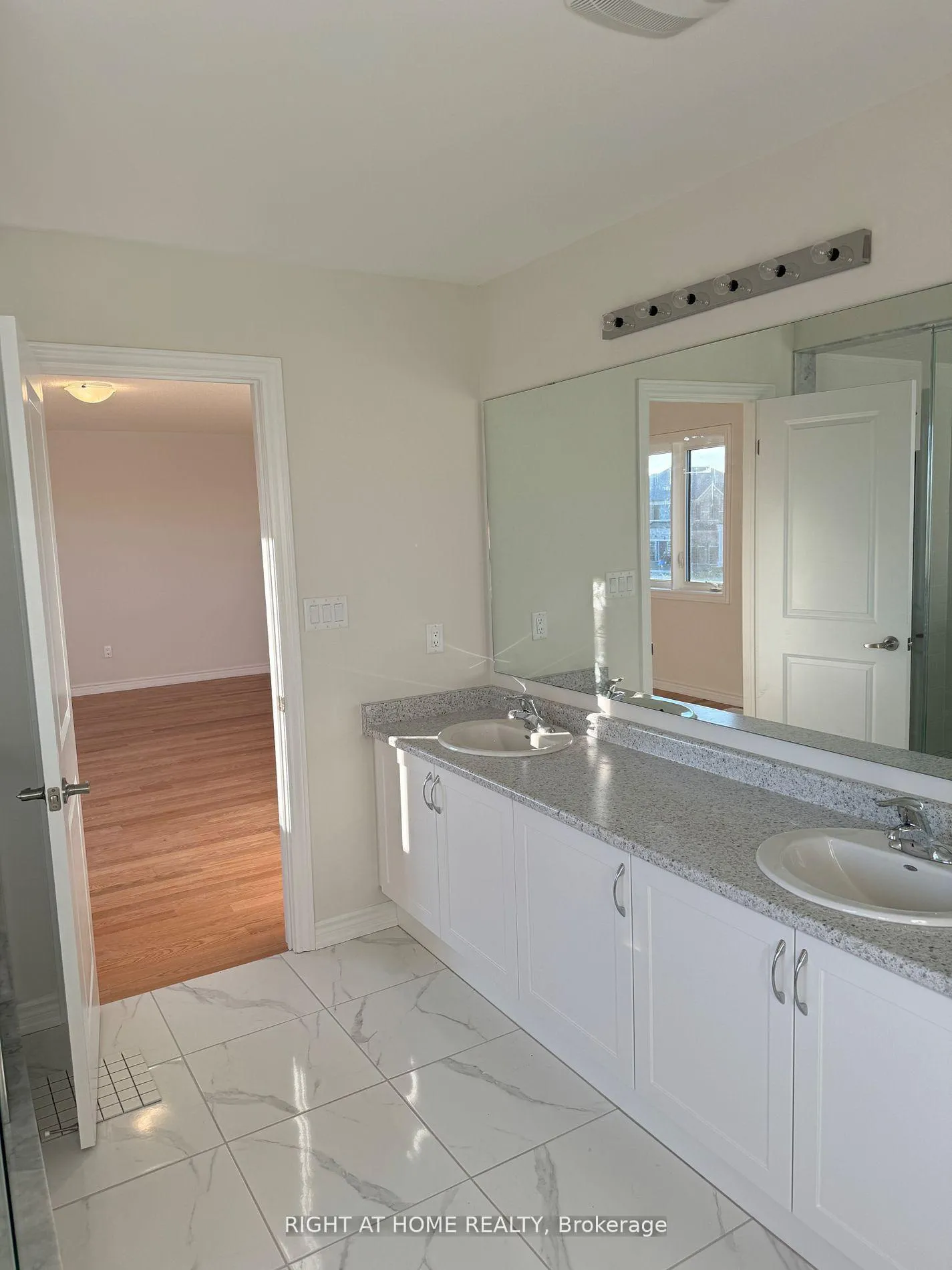 Photo 12 of 33 Rochester Drive, Barrie, Rural Barrie Southeast — HOMEH