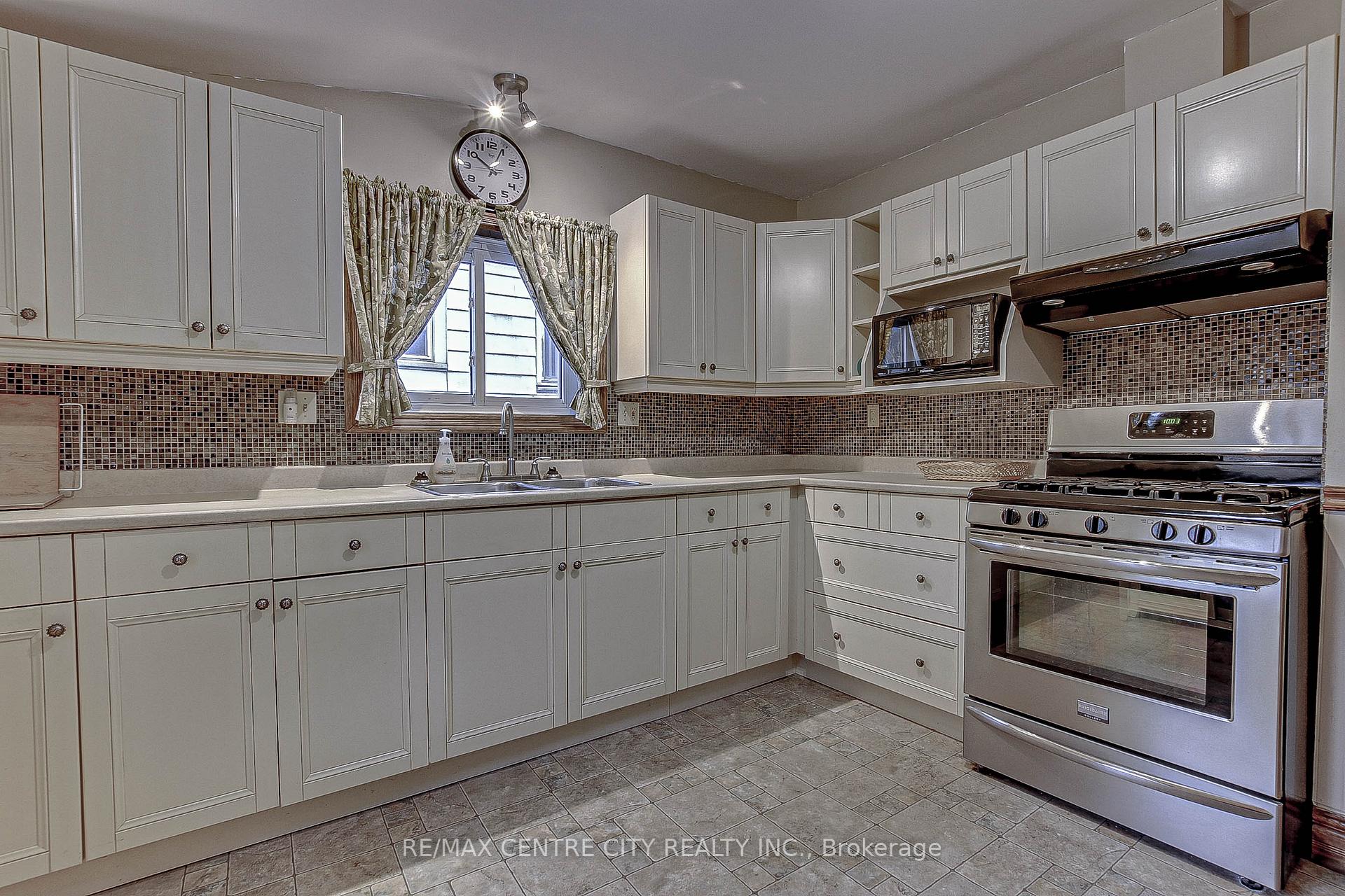 Photo 16 of 268 Wellington Street, St. Thomas — HOMEH