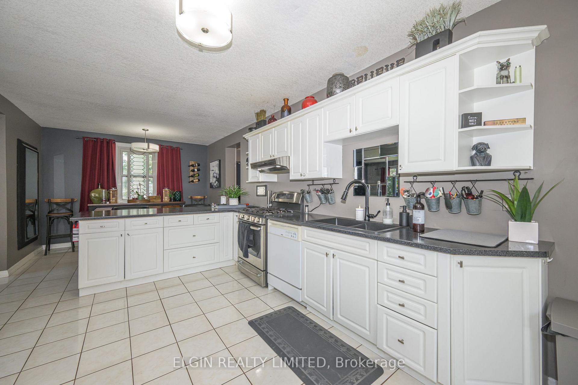 Photo 3 of 27 Fairview Avenue, St. Thomas — HOMEH