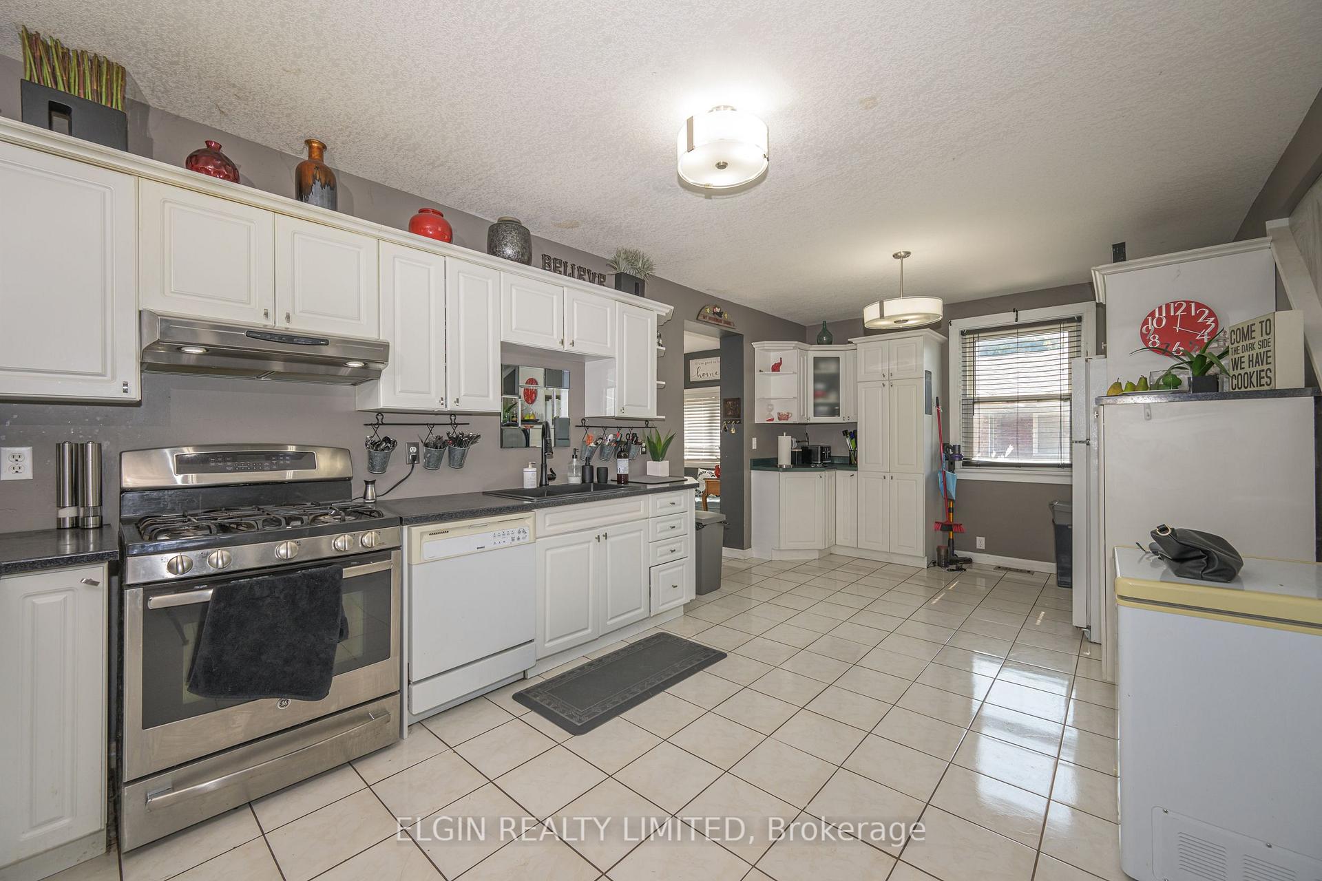 Photo 13 of 27 Fairview Avenue, St. Thomas — HOMEH