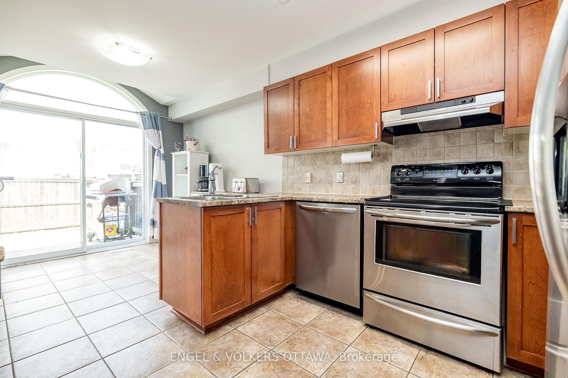 Photo 13 of 415 Citadel Crescent, Ottawa, Barrhaven - Strandherd — HOMEH