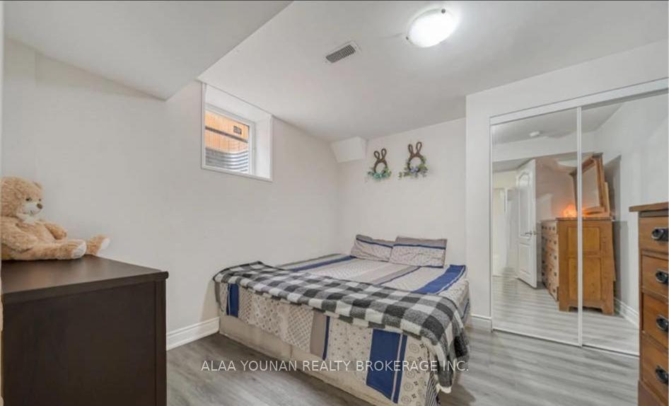 Photo 3 of 28 Lyndbrook Crescent, Brampton, Bram East — HOMEH