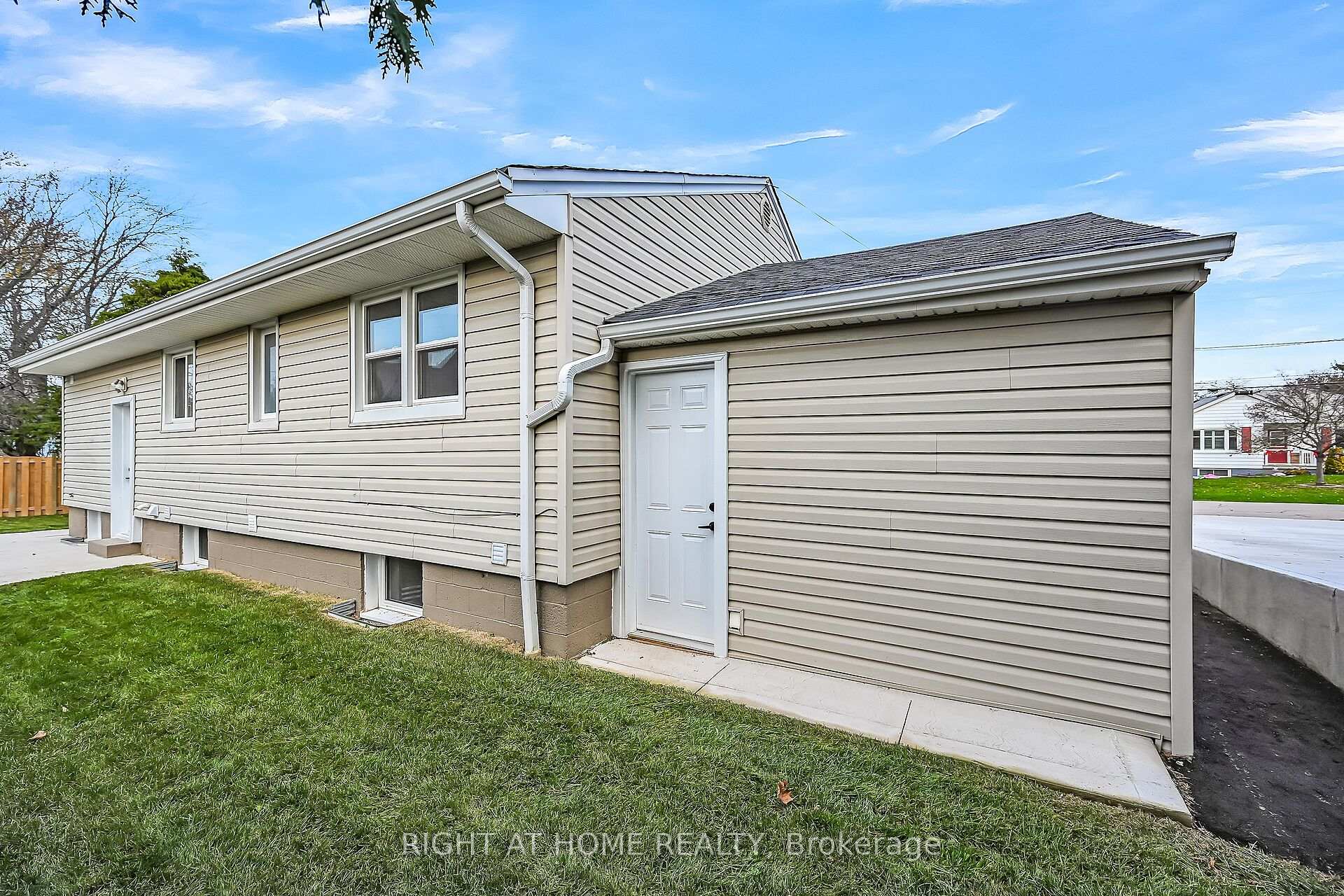 Photo 27 of 4 James Avenue, Hamilton, Stoney Creek — HOMEH