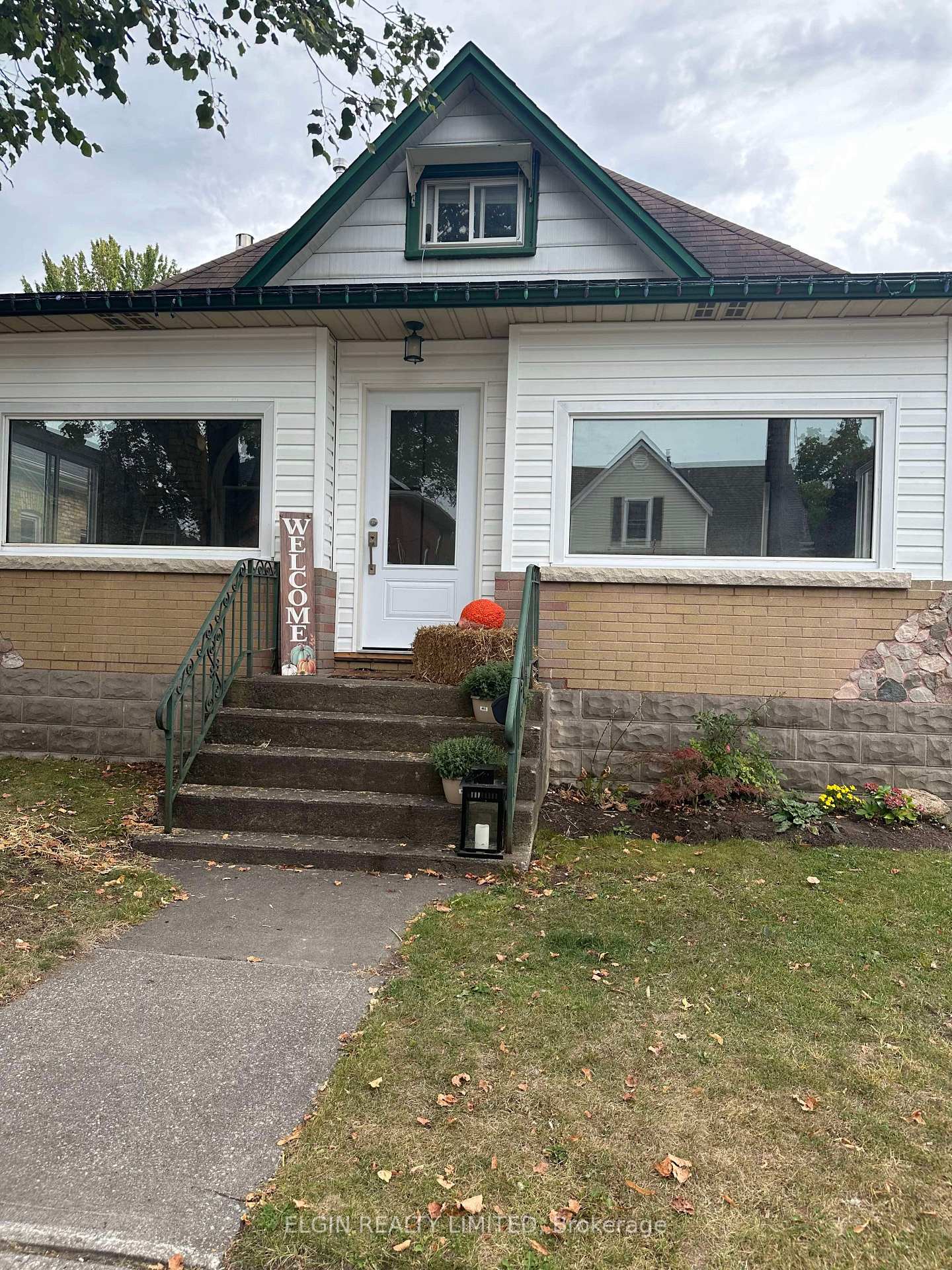 Photo 2 of 13 Maple Street, St. Thomas — HOMEH
