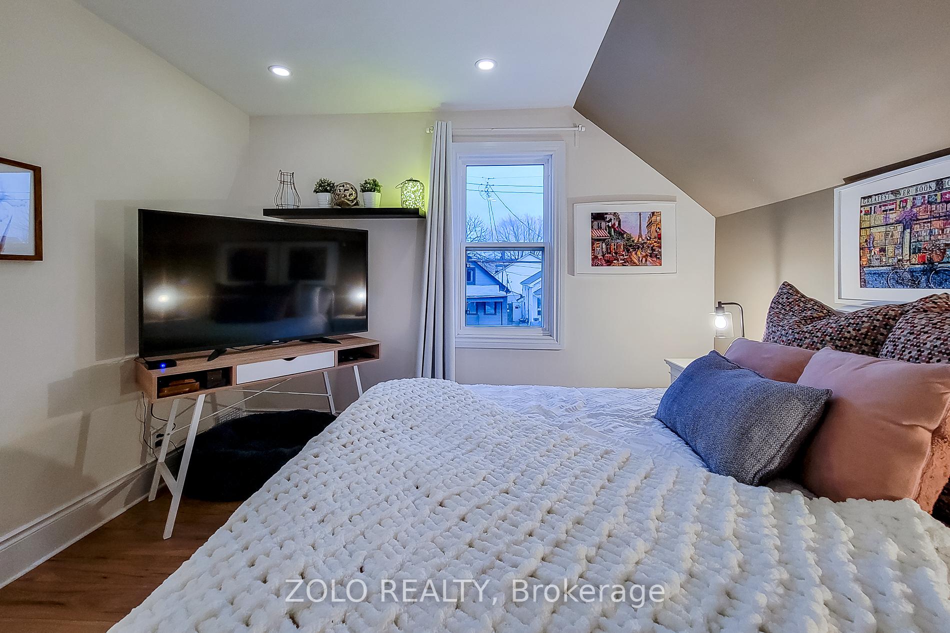 Photo 27 of 45 Robins Avenue, Hamilton, Crown Point — HOMEH