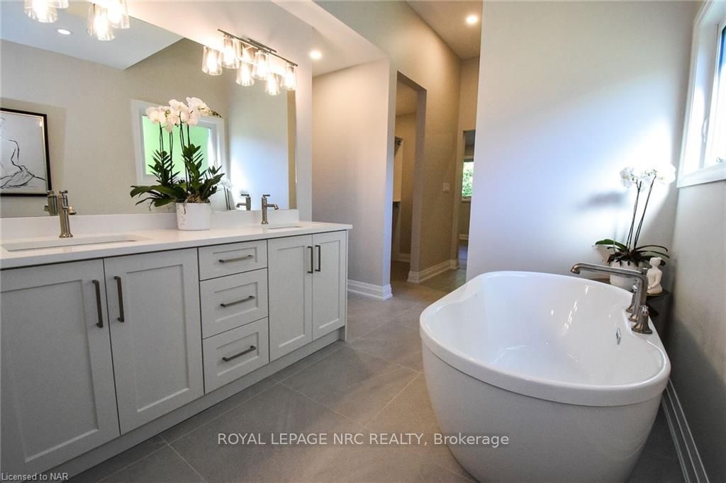 Photo 33 of 17 Parklane Crescent, St. Catharines, Glendale/Glenridge — HOMEH