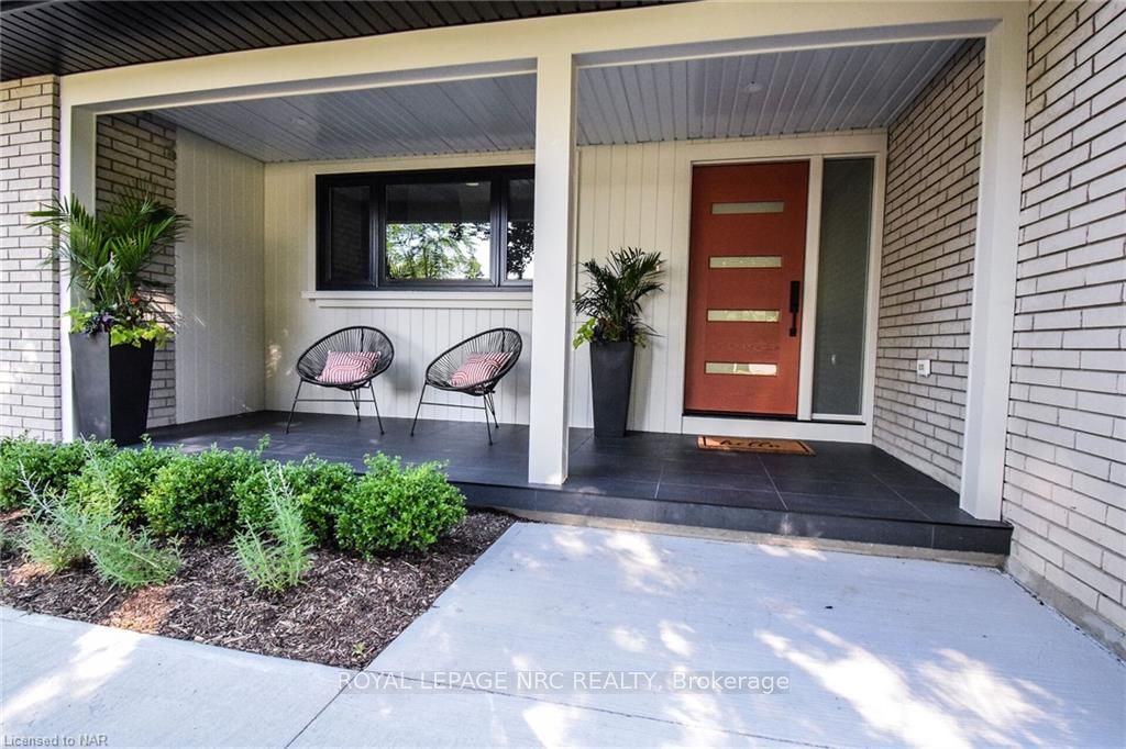 Photo 3 of 17 Parklane Crescent, St. Catharines, Glendale/Glenridge — HOMEH
