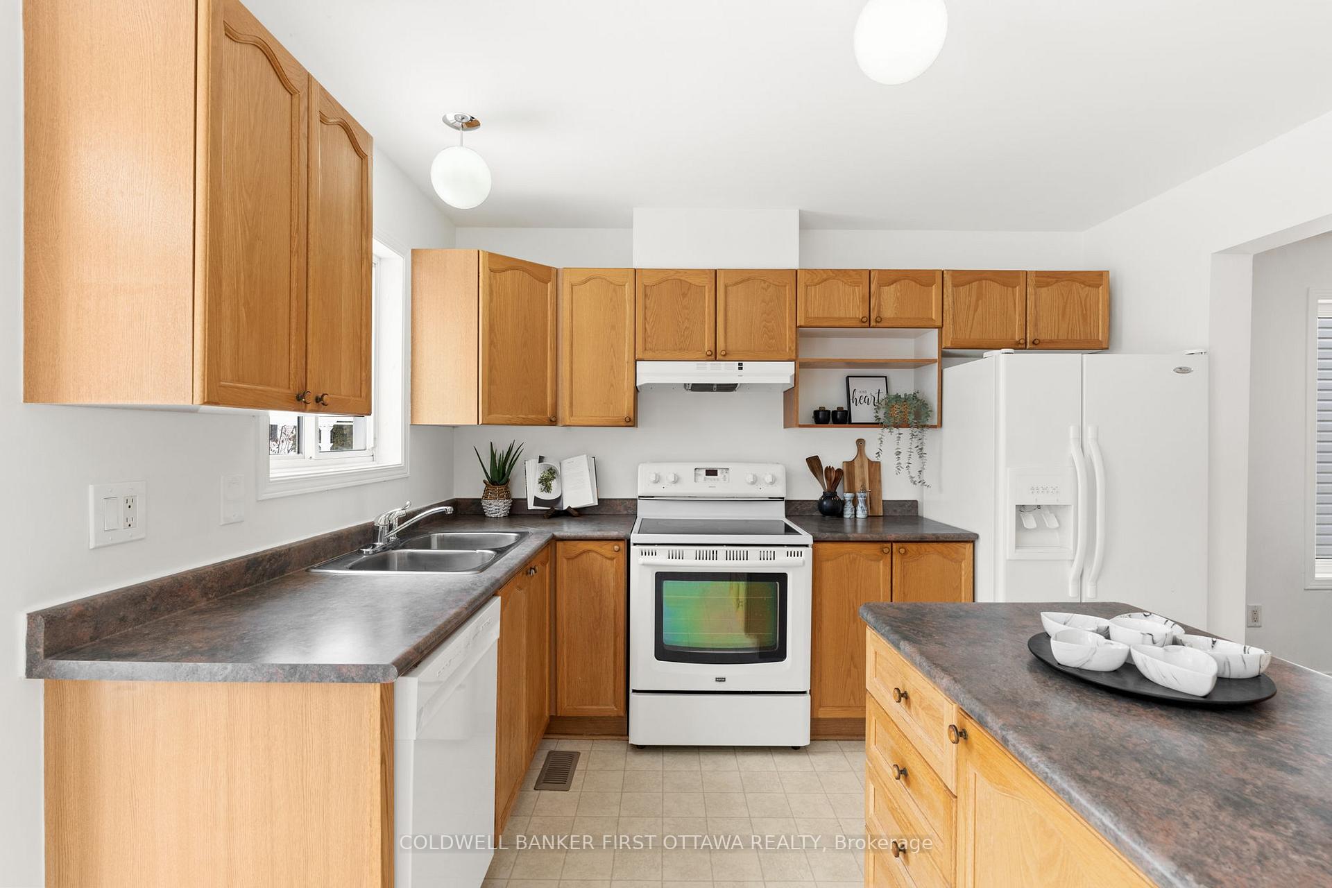 Photo 11 of 18 Staten Way, Ottawa, Central Park — HOMEH