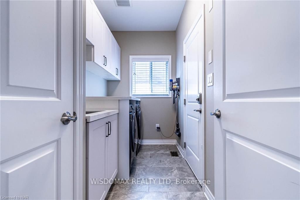 Photo 7 of 8 Berkshire Drive, St. Catharines, Carlton/Bunting — HOMEH